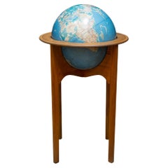 Globe Denoyer-Geppert du milieu du siècle sur grand support en bois de teck, vers 1960
