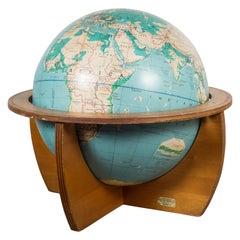 Globe terrestre Denoyer-Geppert du milieu du siècle sur pied en bois C.1960