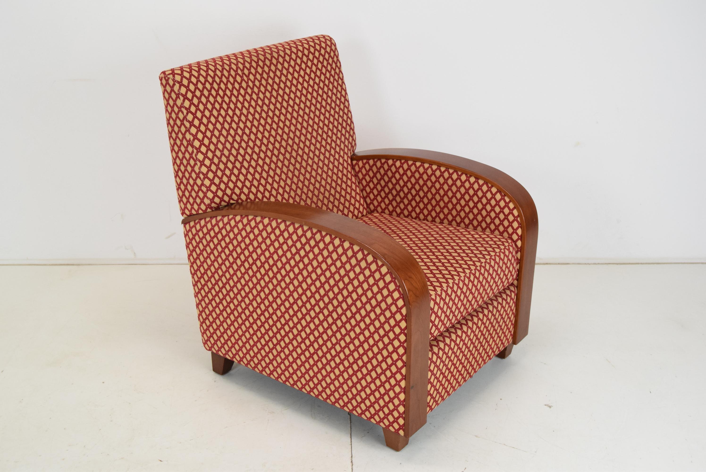 
Hergestellt in der Tschechoslowakei
Hergestellt aus Stoff, Holz
Zwei Stück auf Lager
Design Sessel im Art Deco Stil 
Guter Originalzustand