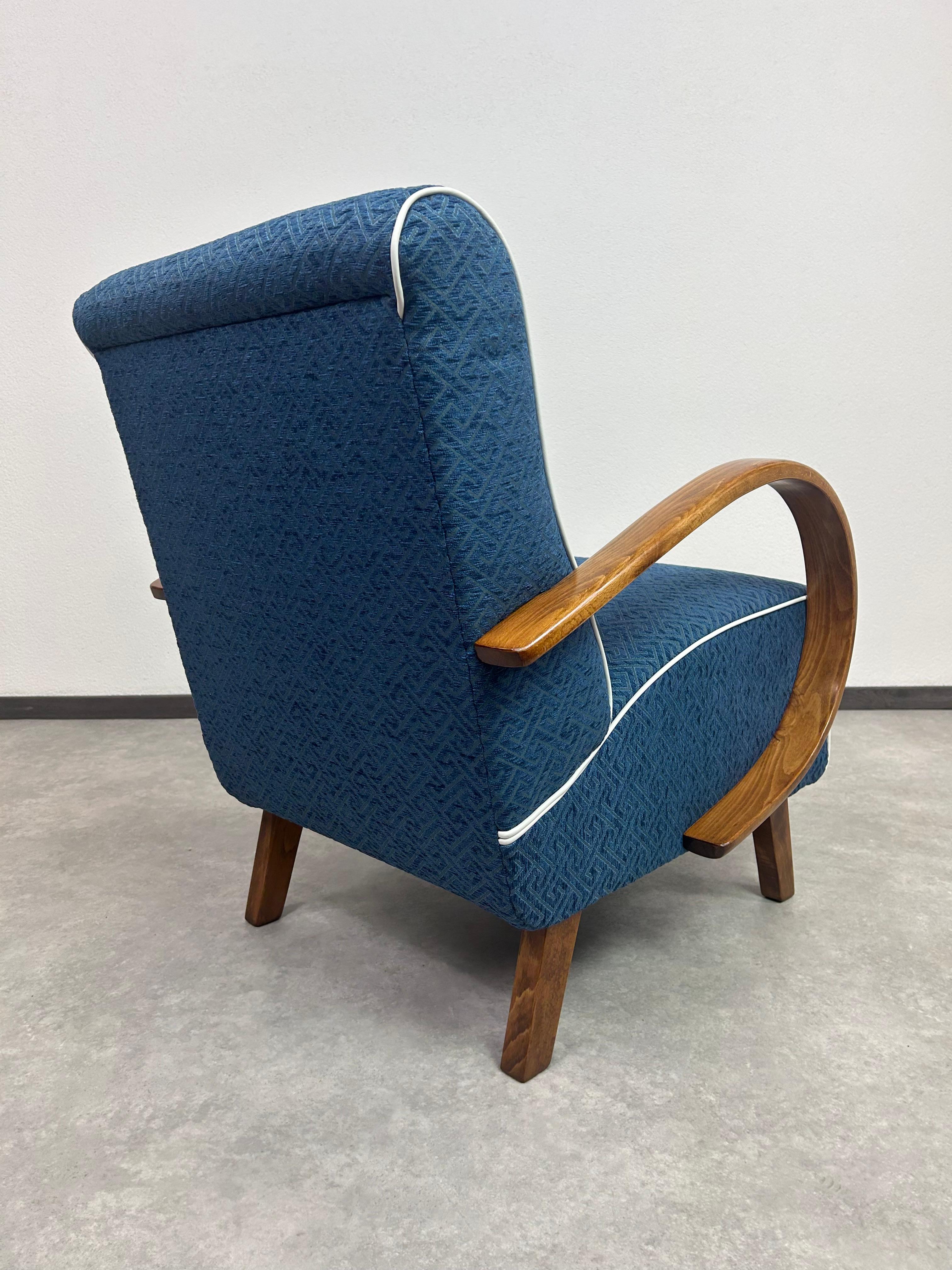 Poltrone di design di metà secolo di Jindřich Halabala in vendita 2