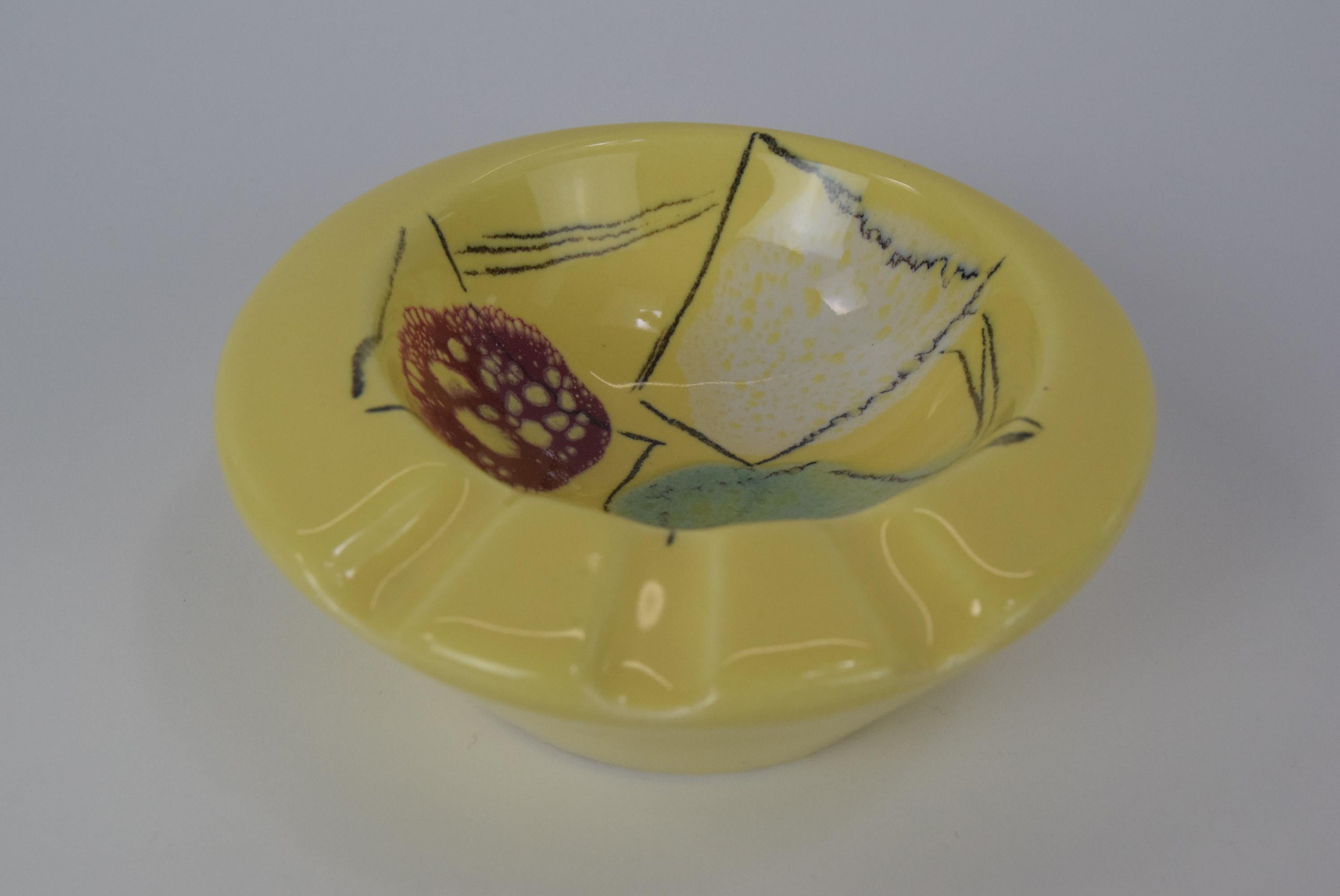 
Vintage ceramic Ashtray produced by Ditmar Urbach in Chechoslovakia 
Made of Glazed,Ceramic
Good Original Condition