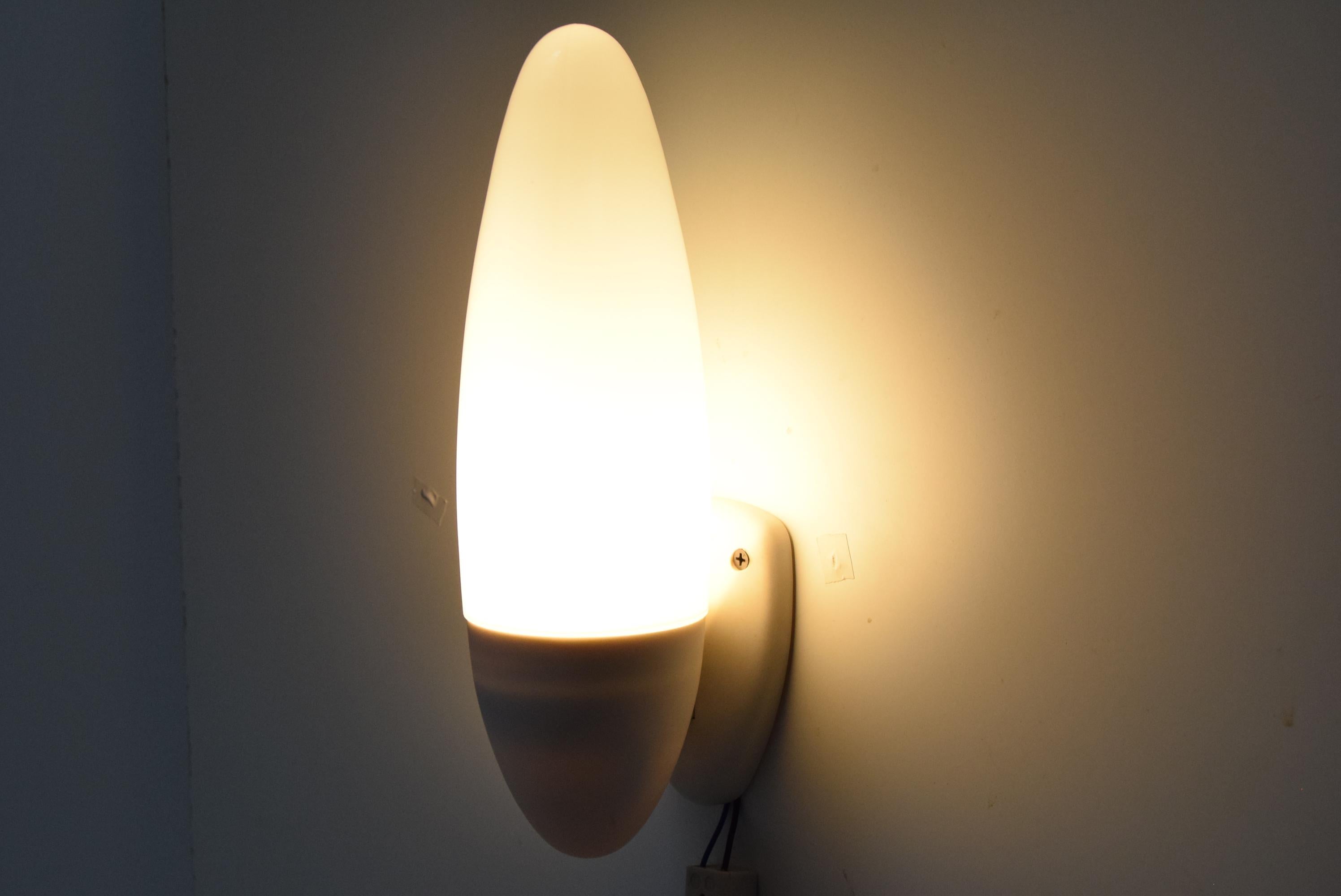 Mid-century Design Bakelite Wall Lamp, 1960's.  For Sale 2