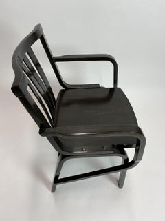 Sillones negros de diseño de mediados de siglo