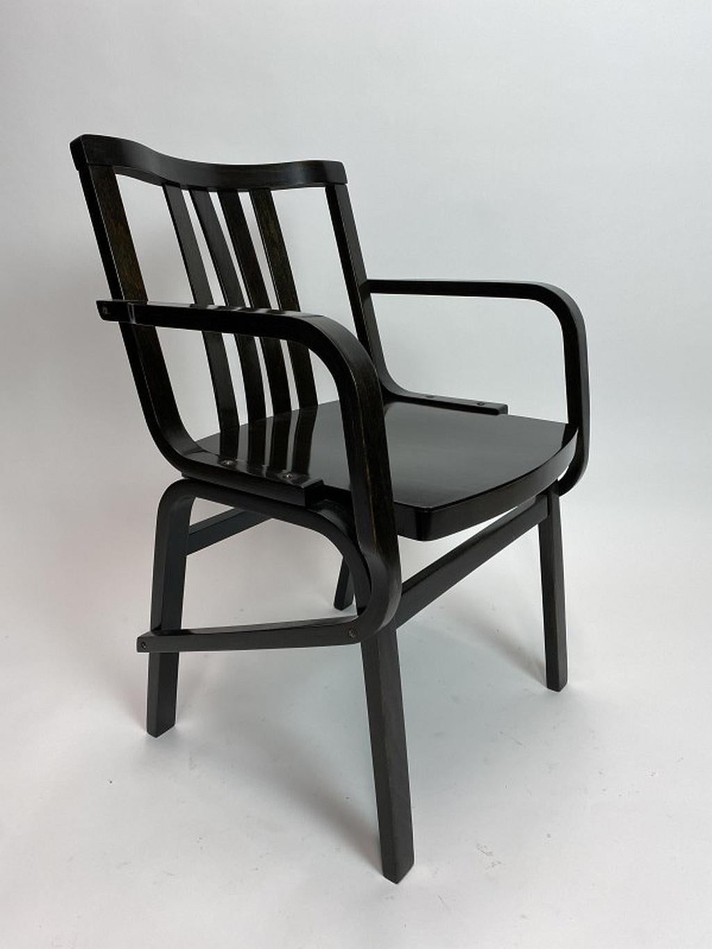 Schwarze Sessel im Mid-Century-Design (Slowakisch) im Angebot