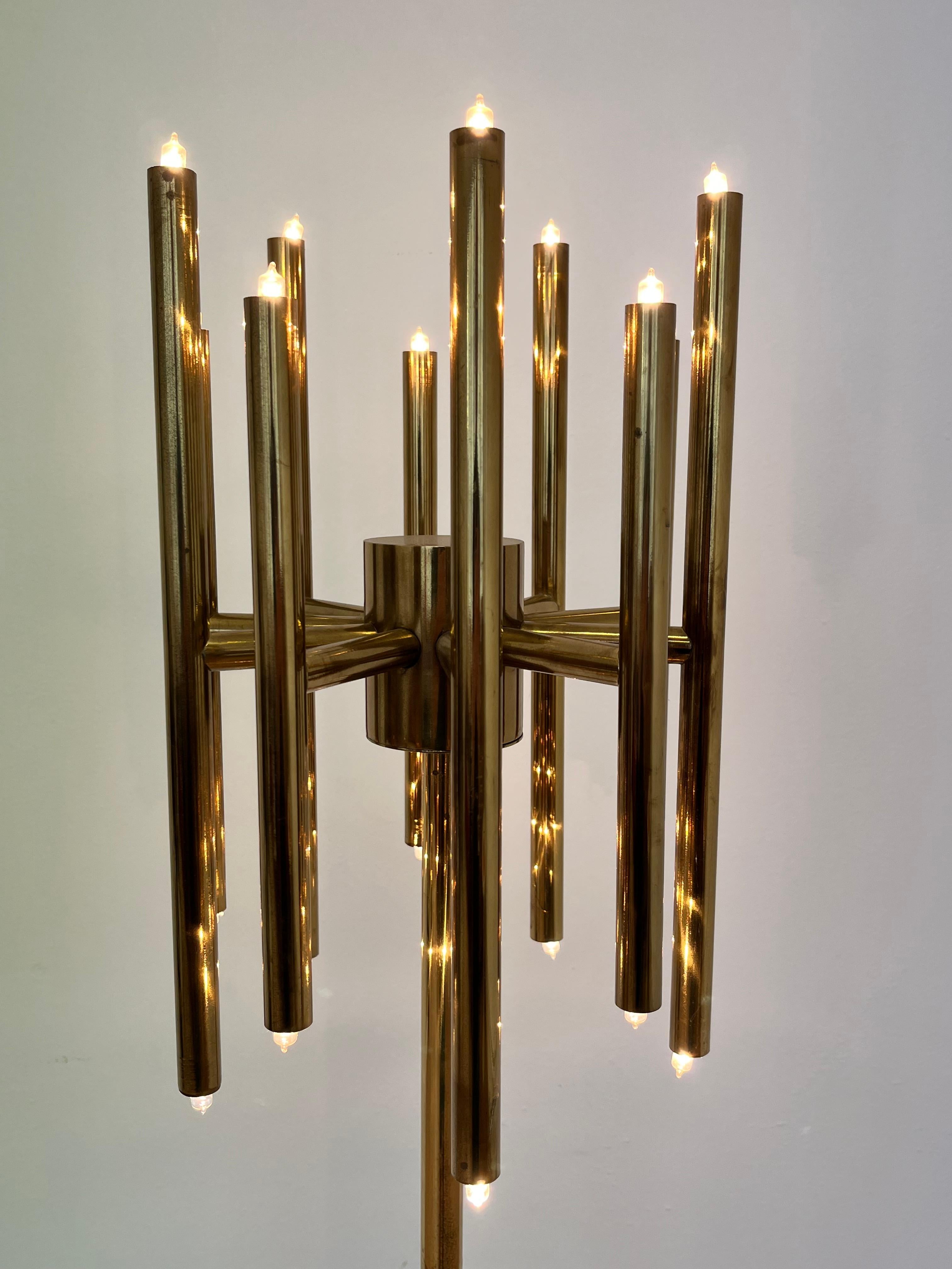 Mid-Century Modern Lampadaire en laiton, Design/One, années 1980 dans le style de Gaetano Sciolari en vente