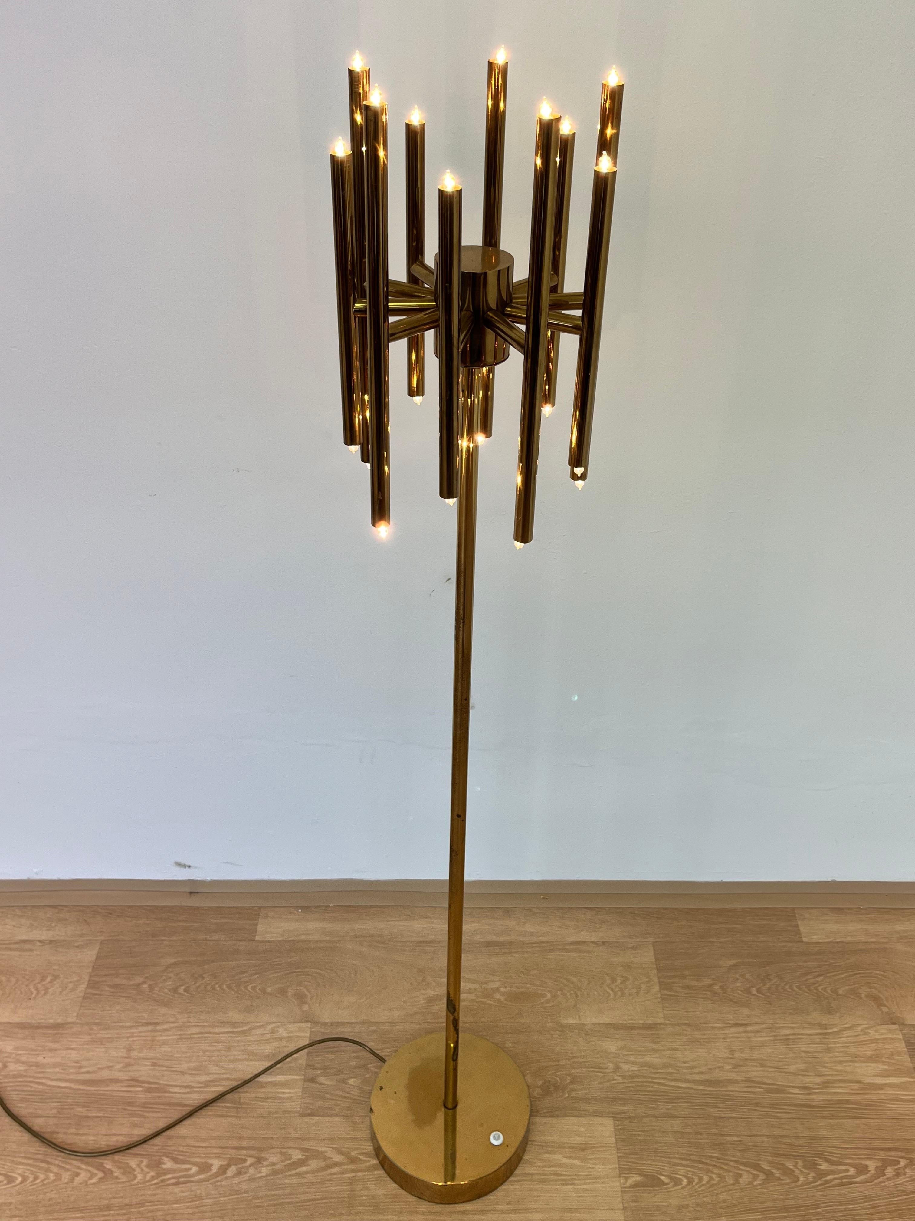 Laiton Lampadaire en laiton, Design/One, années 1980 dans le style de Gaetano Sciolari en vente