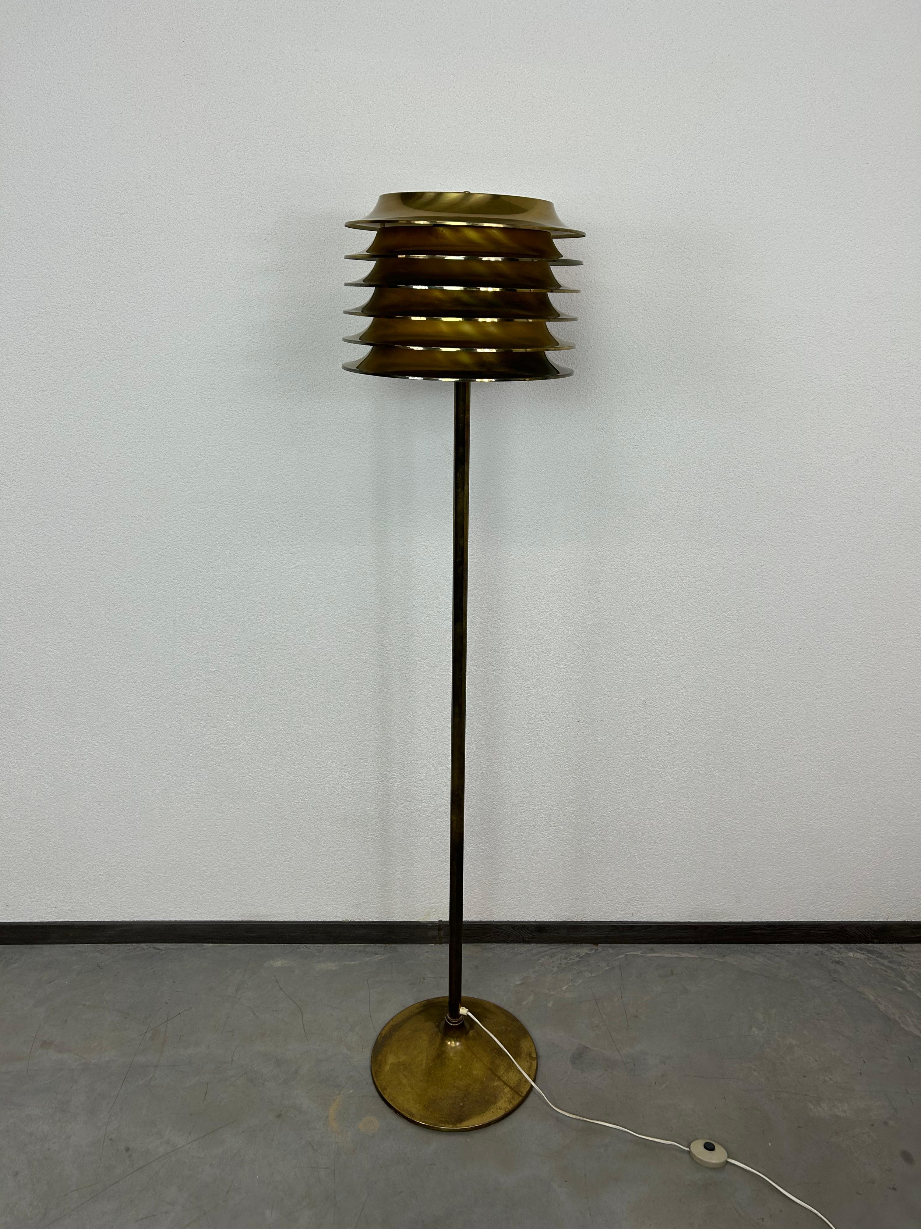 Mid-century design brass floor lamp by Kari Ruokonen for Lynx Finland, signed on the lampshade. Original vintage condition with signs of use. Kari Ruokonen designed lighting for the Palace Hotel in Helsinki in 1952 in cooperation with manufactured