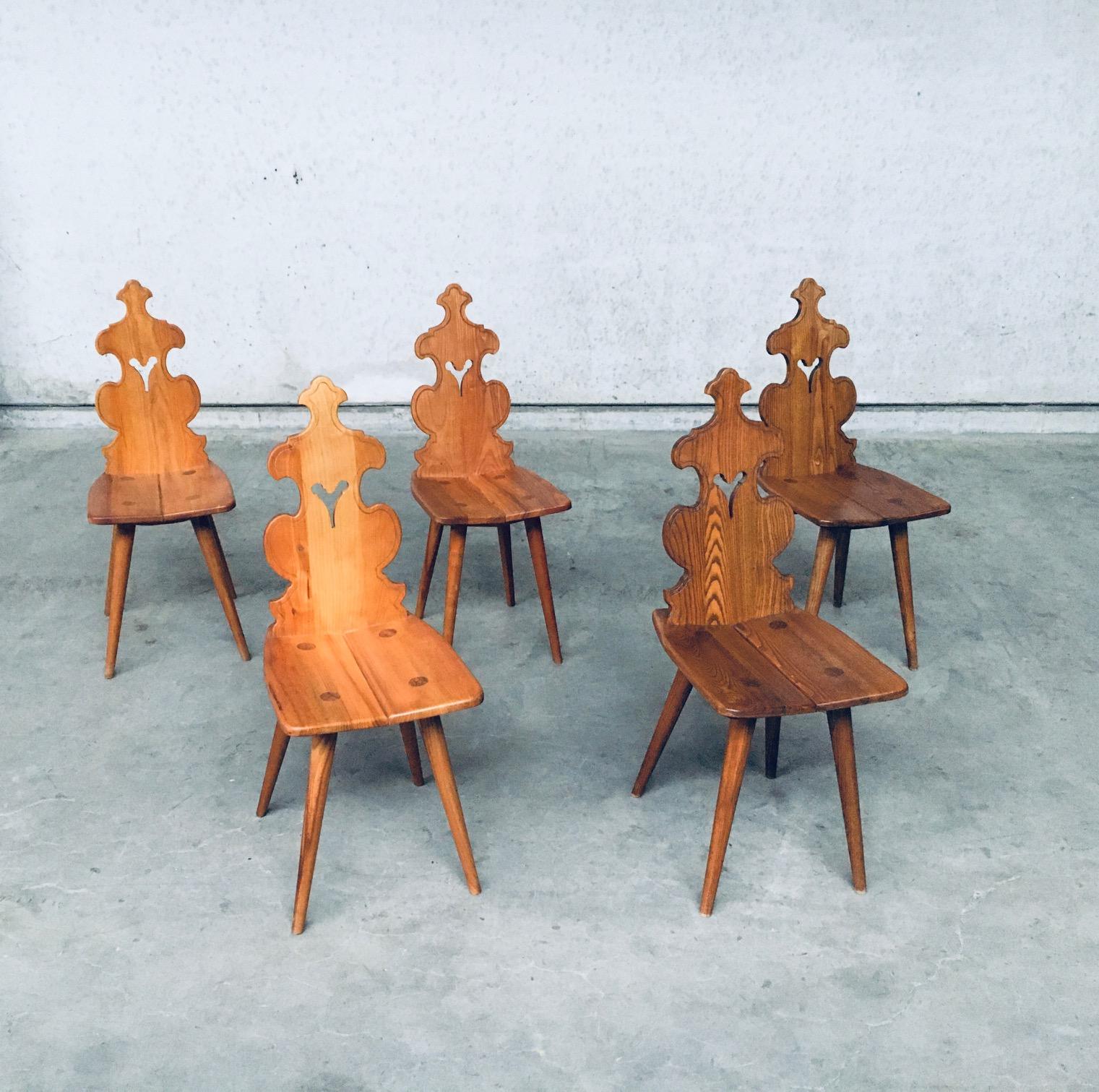 Vintage Rustic Midcentury Brutalist Style Design Tiroler Model chair set of 5, made in Poland in the 1960's period. Construction en bois de pin. L'un d'entre eux porte l'étiquette d'origine de l'usine : Made in Poland. Les chaises sont en très bon