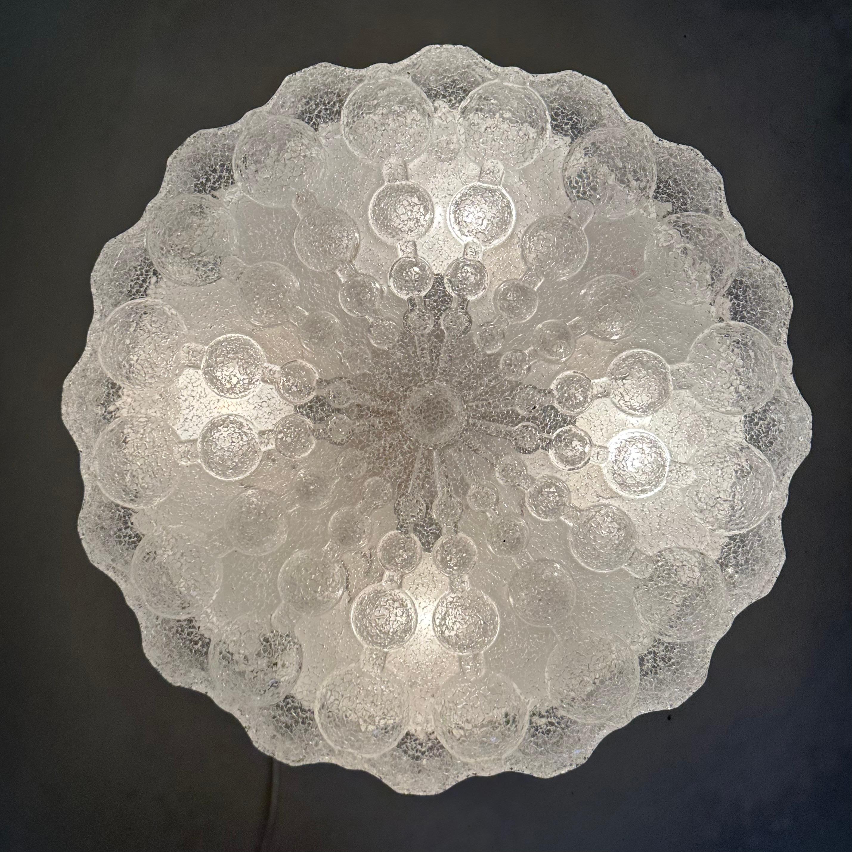 Lampada da soffitto a incasso dal design di metà secolo, anni '70

Dimensioni: Diametro 46 cm, altezza 12,5 cm
Condit: Plastica, metallo
Colore: trasparente, marrone, nero