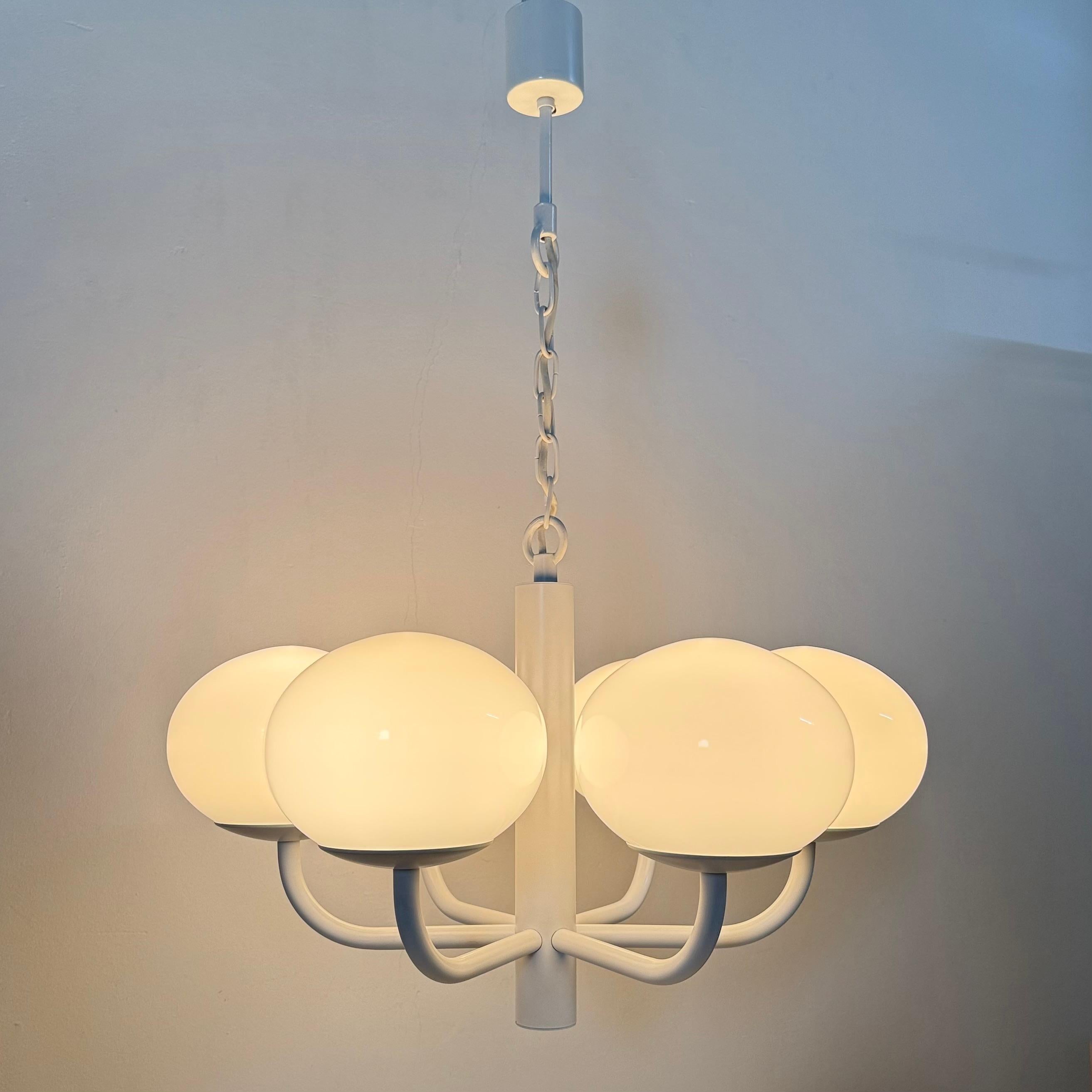 Lampadario di design di metà secolo bianco con globi di vetro , anni '70 in vendita 3