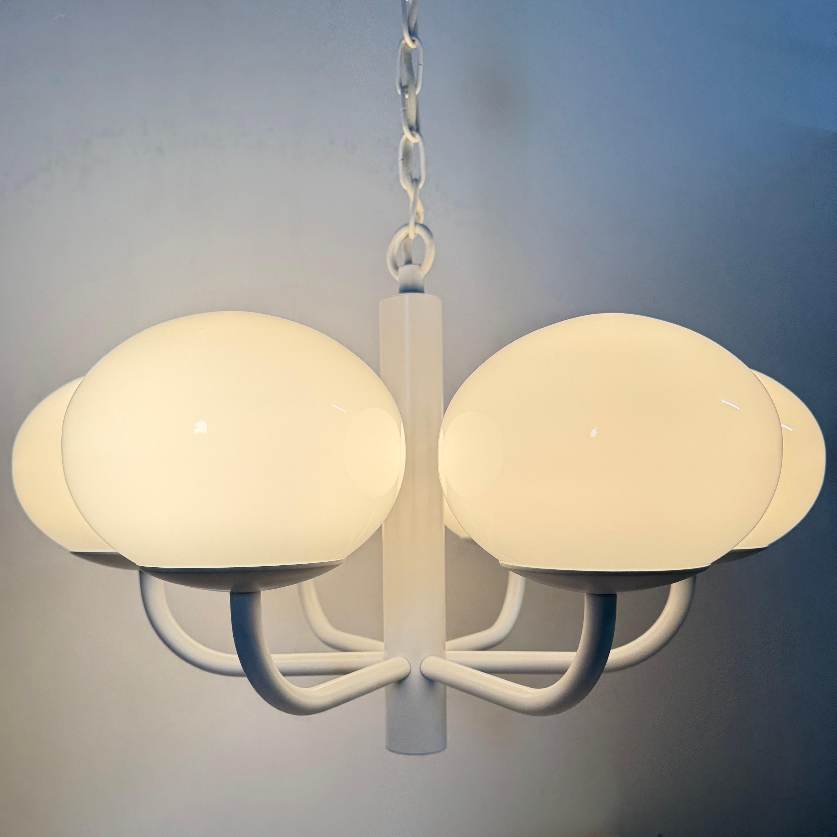 Araña de diseño de mediados de siglo blanca con globos de cristal , años 70 en venta 4