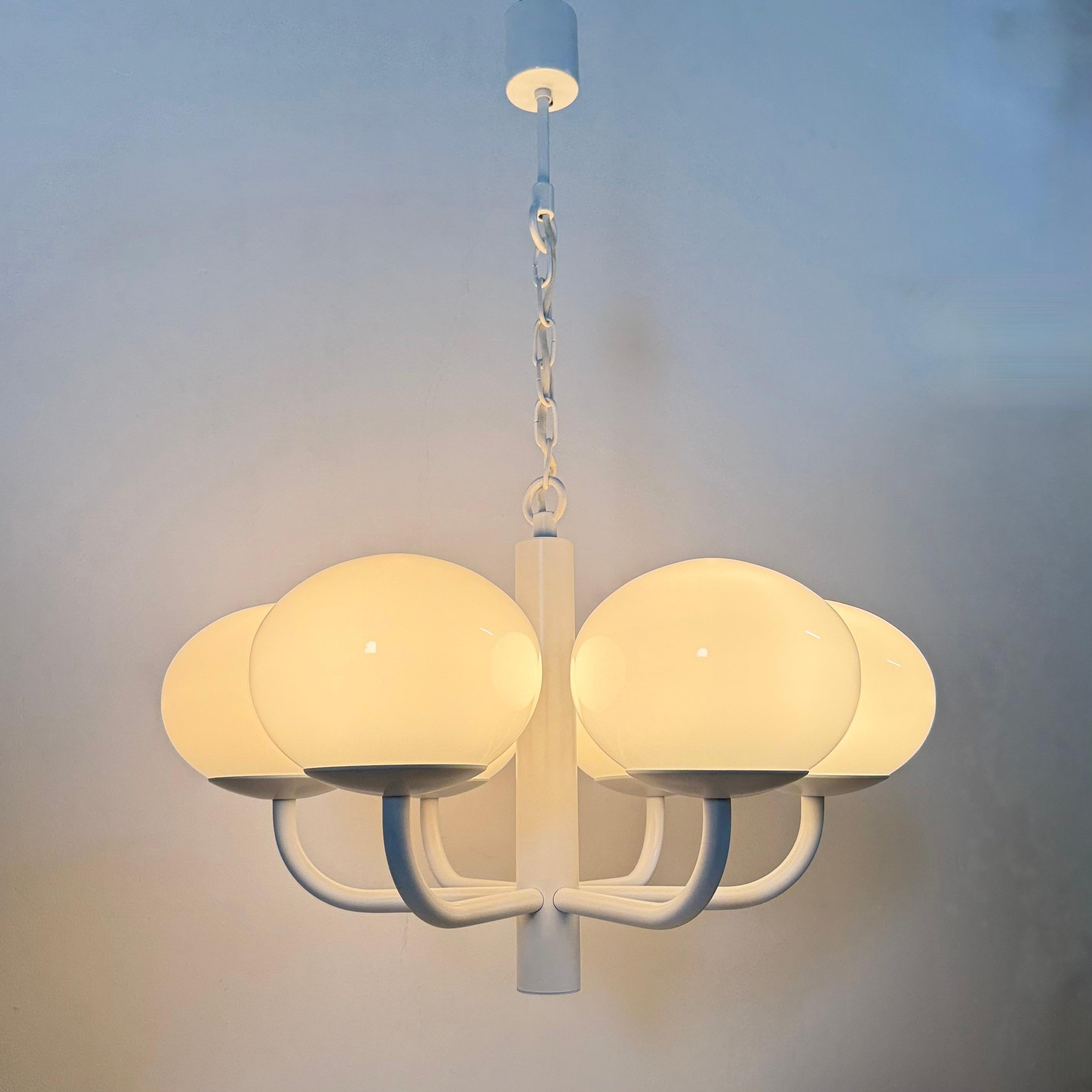 Lampadario di design di metà secolo bianco con globi di vetro , anni '70 in vendita 5