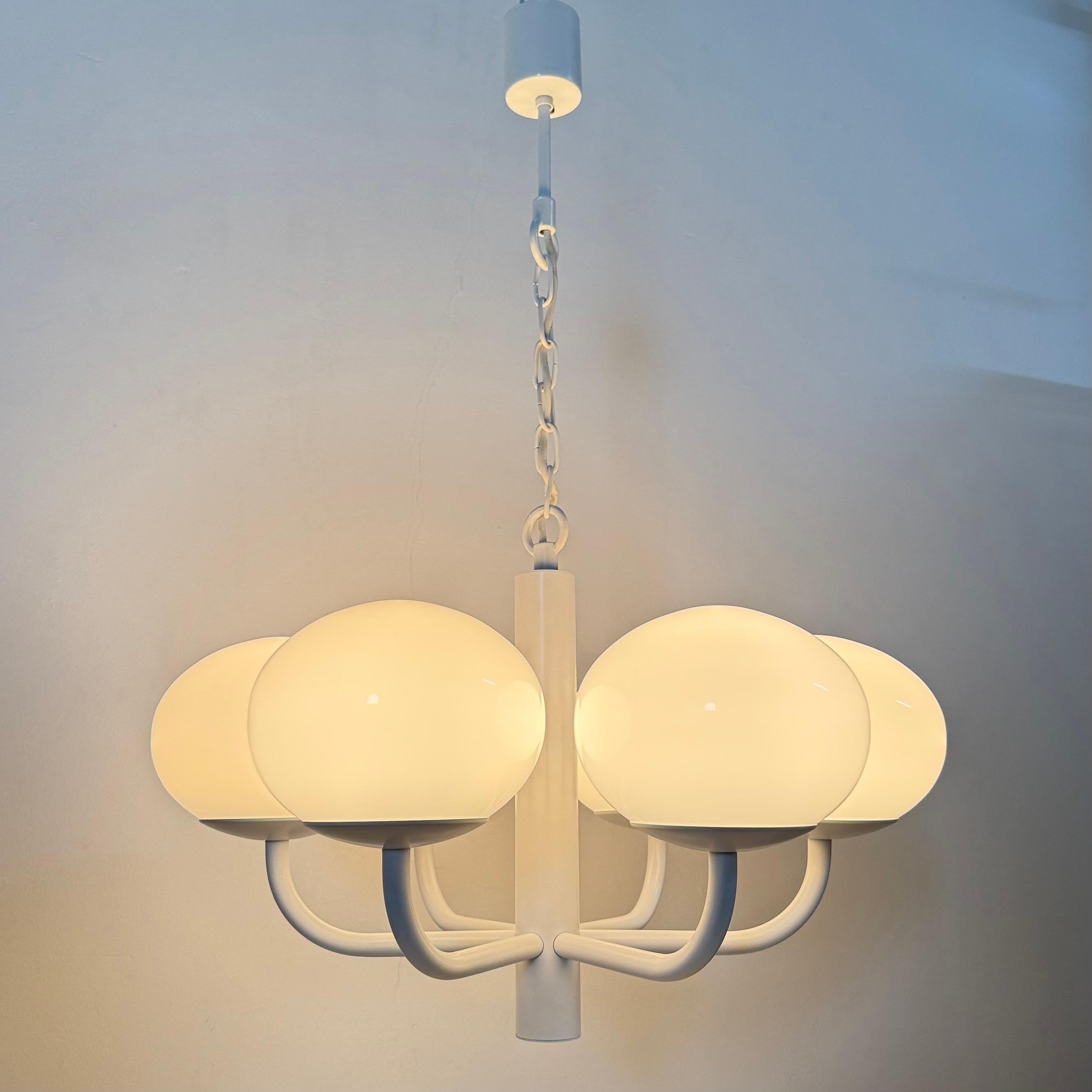 Araña de diseño de mediados de siglo blanca con globos de cristal , años 70 en venta 6