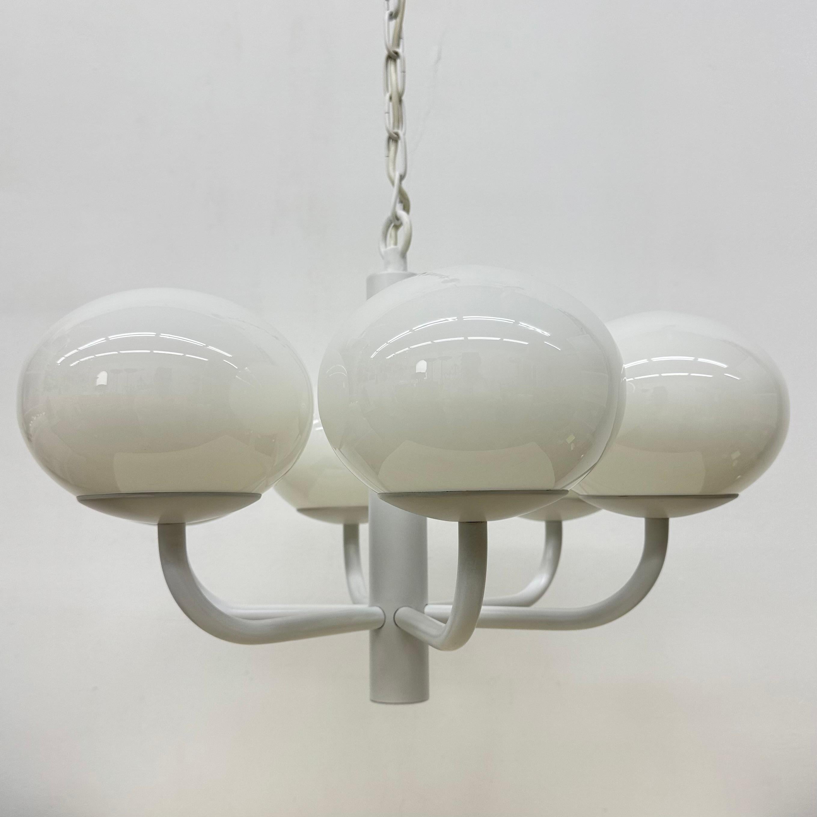 Araña de diseño de mediados de siglo blanca con globos de cristal , años 70 en venta 8