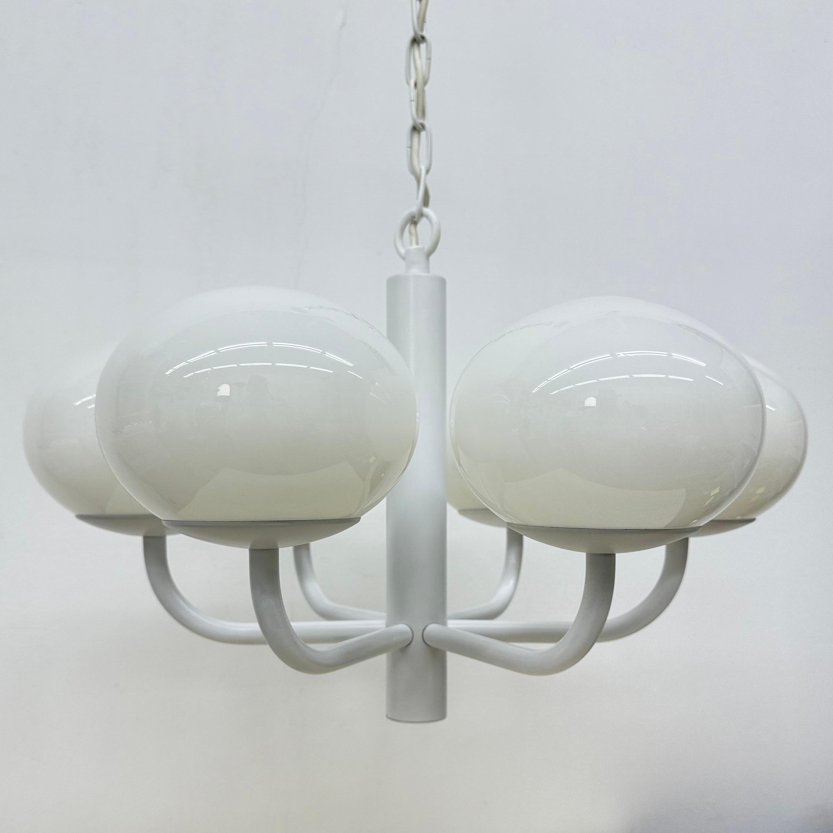 Araña de diseño de mediados de siglo blanca con globos de cristal , años 70 en venta 9