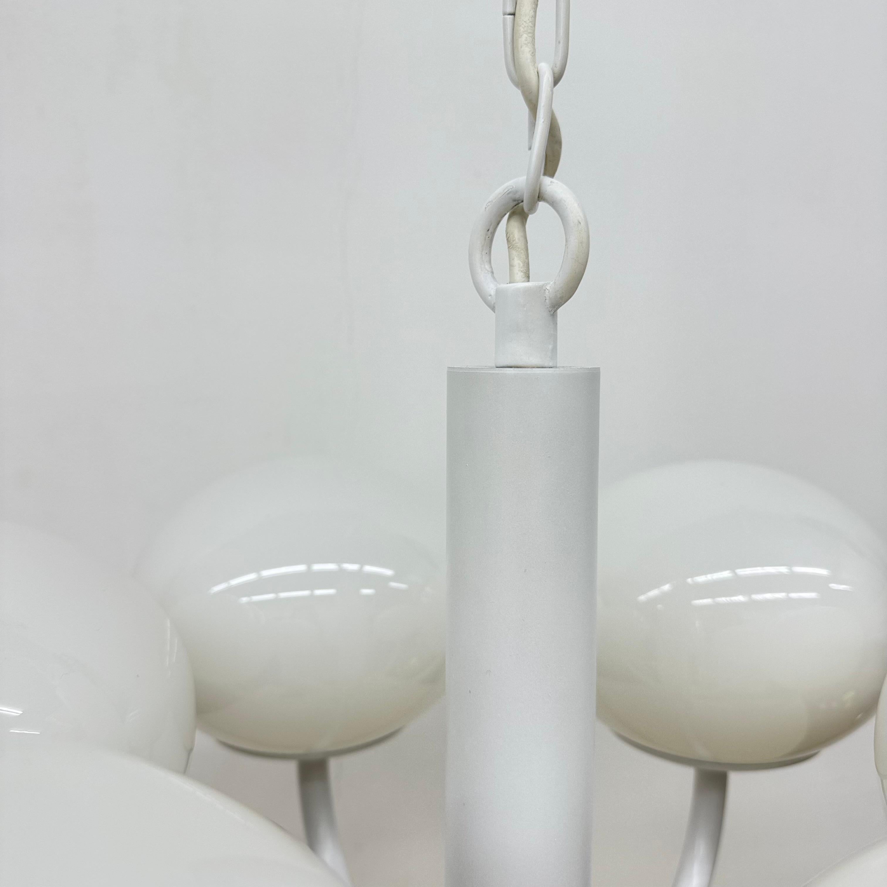 Araña de diseño de mediados de siglo blanca con globos de cristal , años 70 en venta 10
