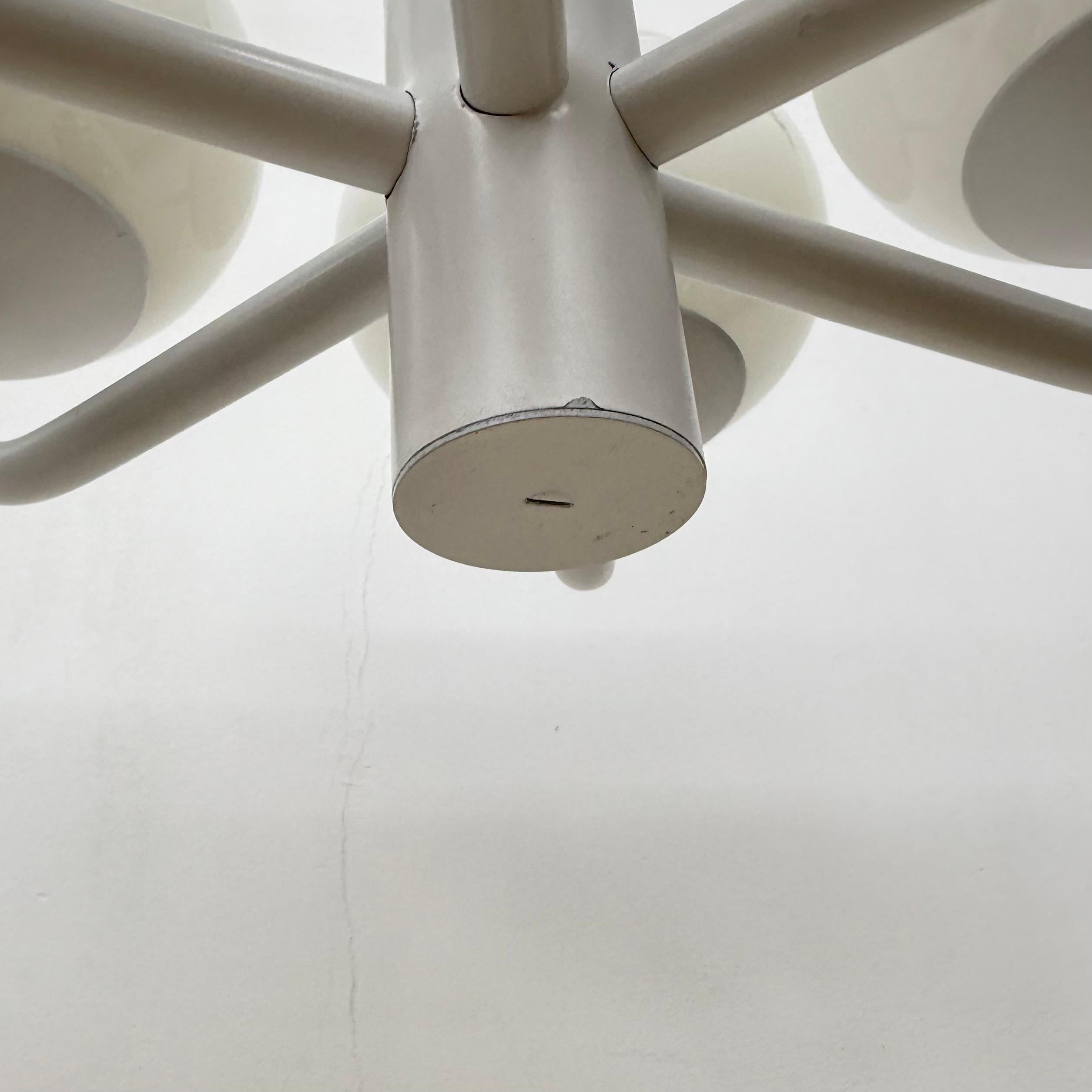 Lampadario di design di metà secolo bianco con globi di vetro , anni '70 in vendita 11