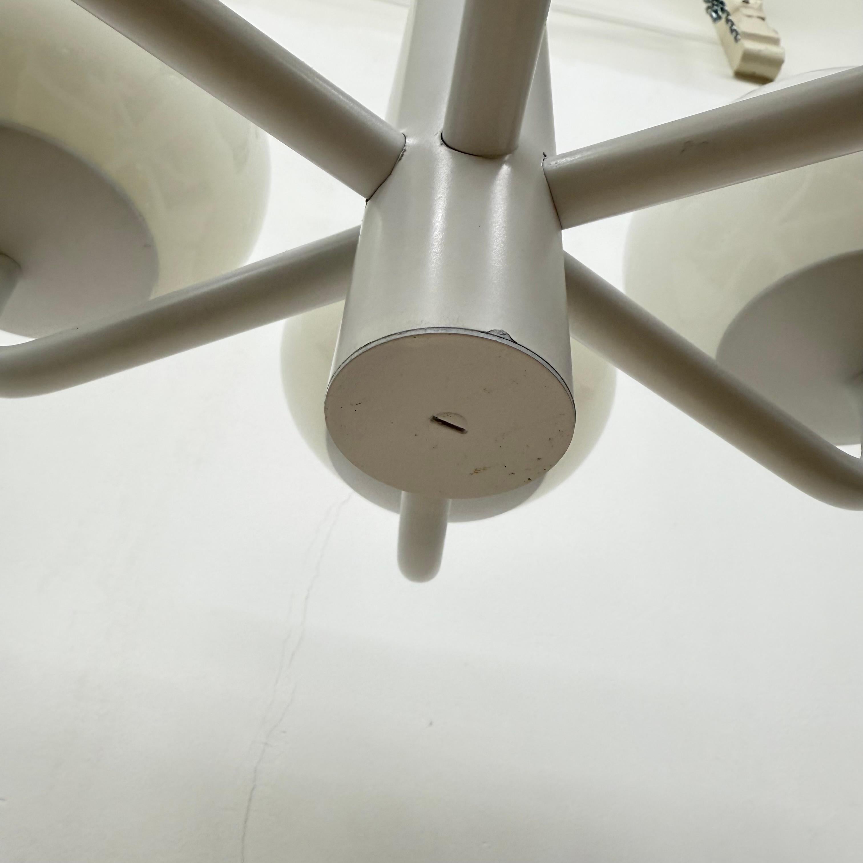 Lampadario di design di metà secolo bianco con globi di vetro , anni '70 in vendita 12