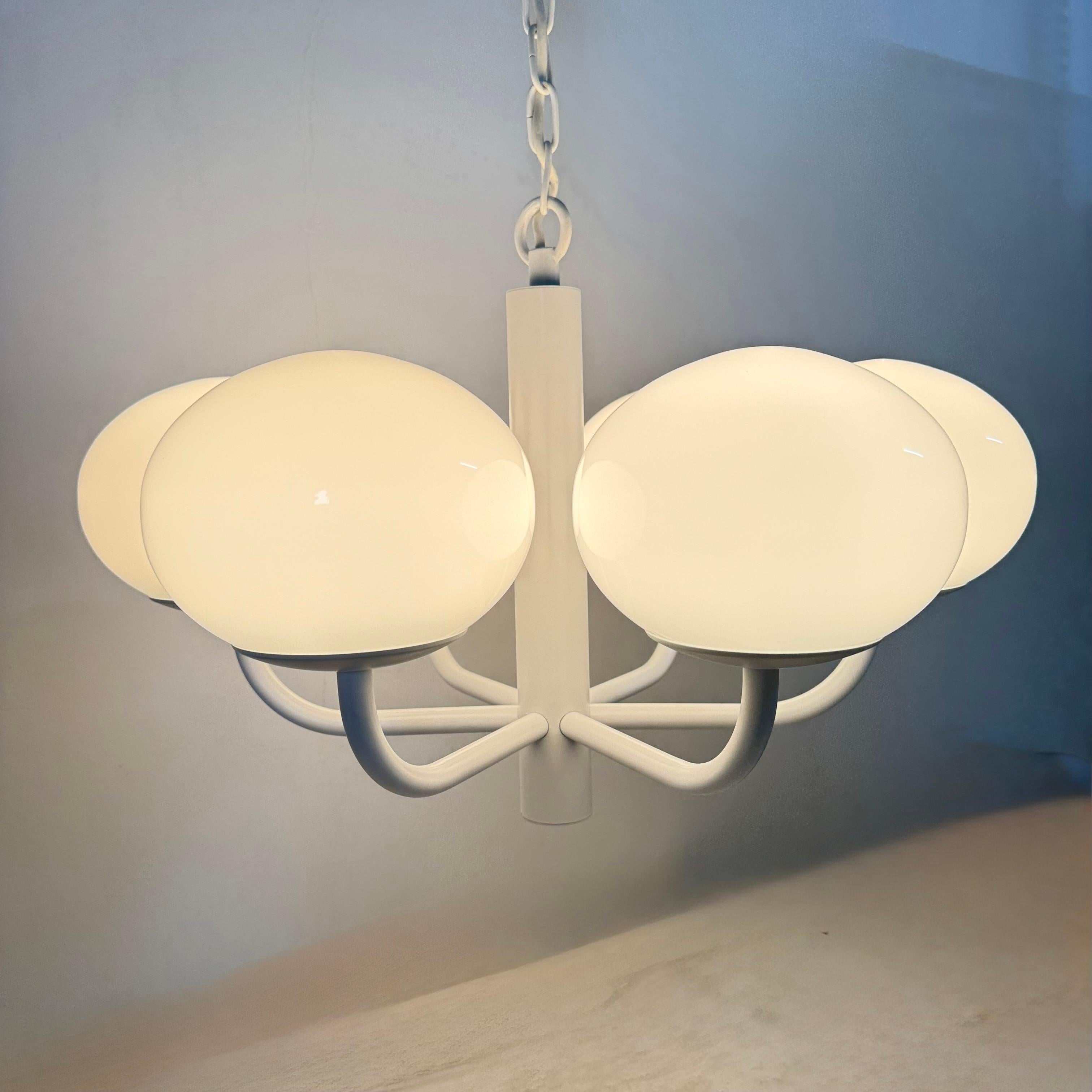 Araña de diseño de mediados de siglo blanca con globos de cristal , años 70

