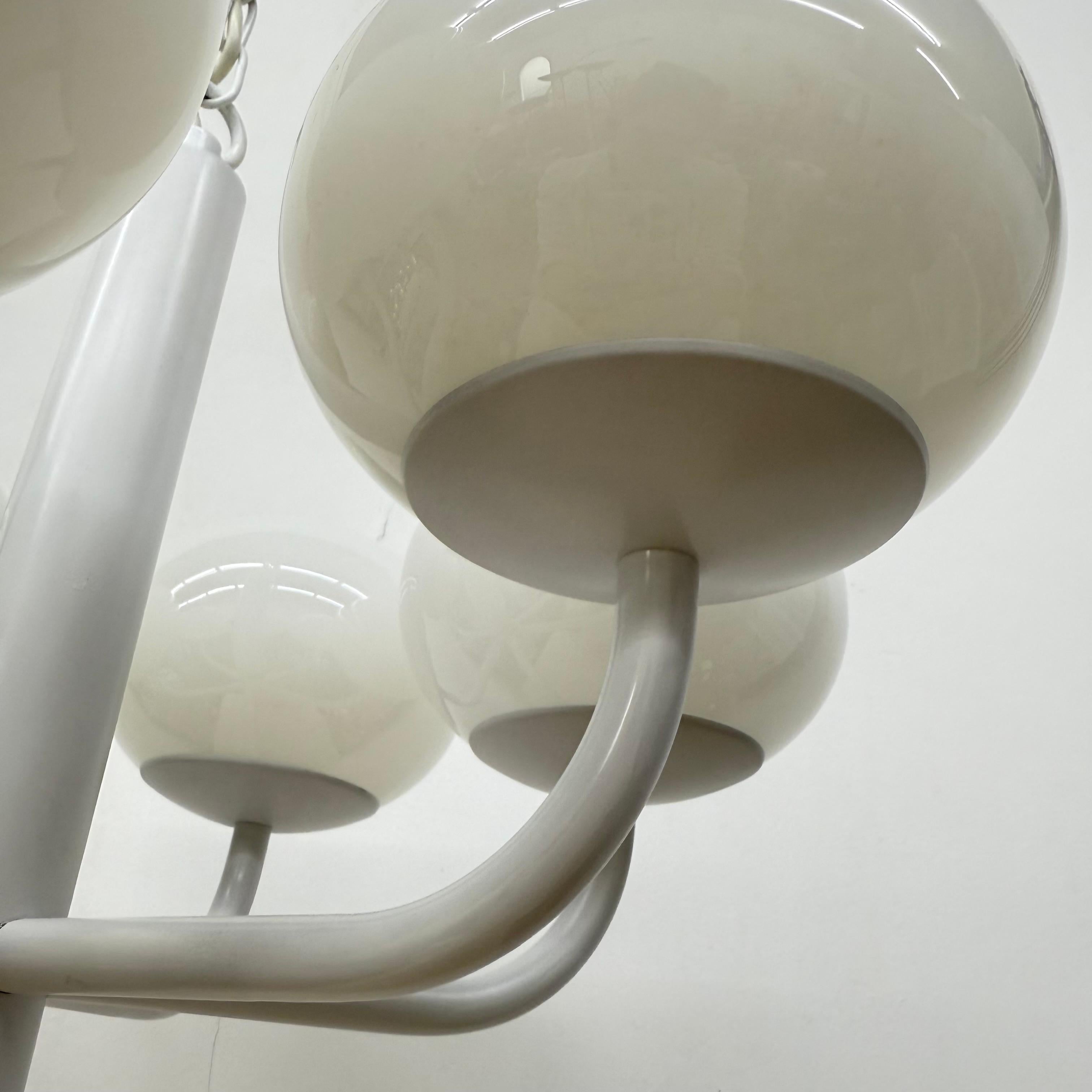 Lampadario di design di metà secolo bianco con globi di vetro , anni '70 in vendita 13