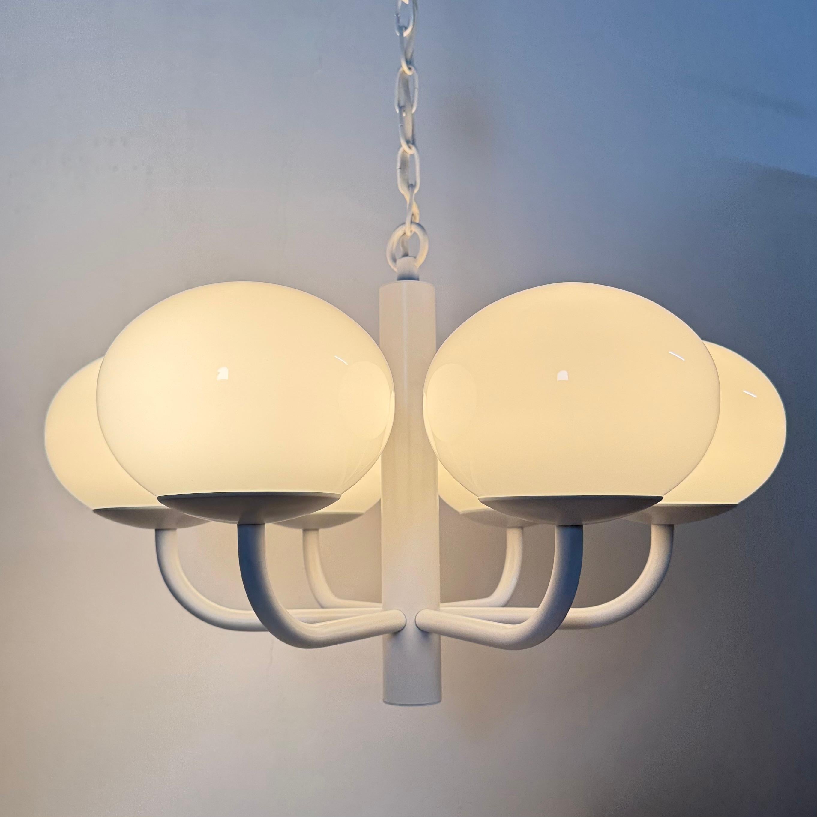 Mid-Century moderno Lampadario di design di metà secolo bianco con globi di vetro , anni '70 in vendita