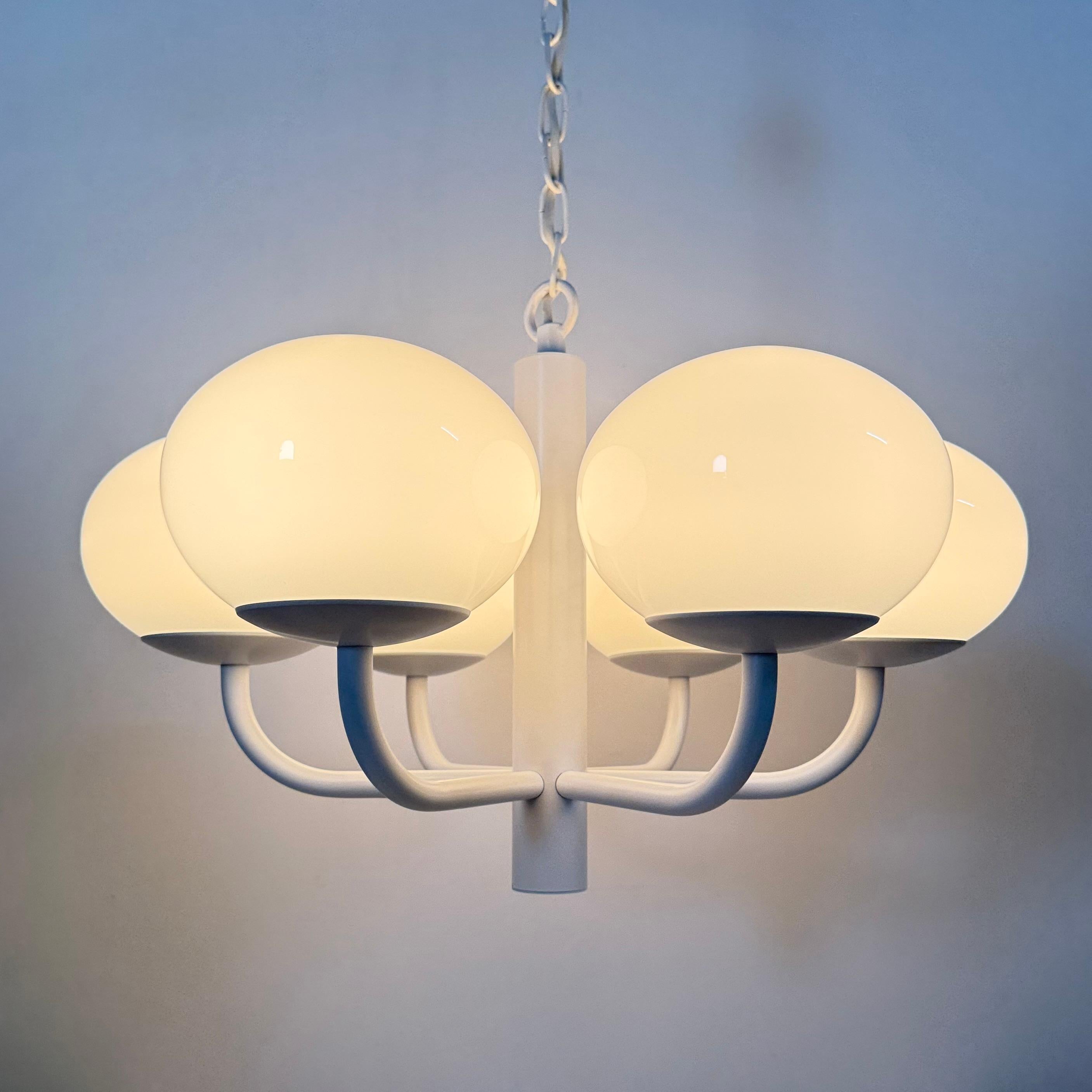 Tedesco Lampadario di design di metà secolo bianco con globi di vetro , anni '70 in vendita
