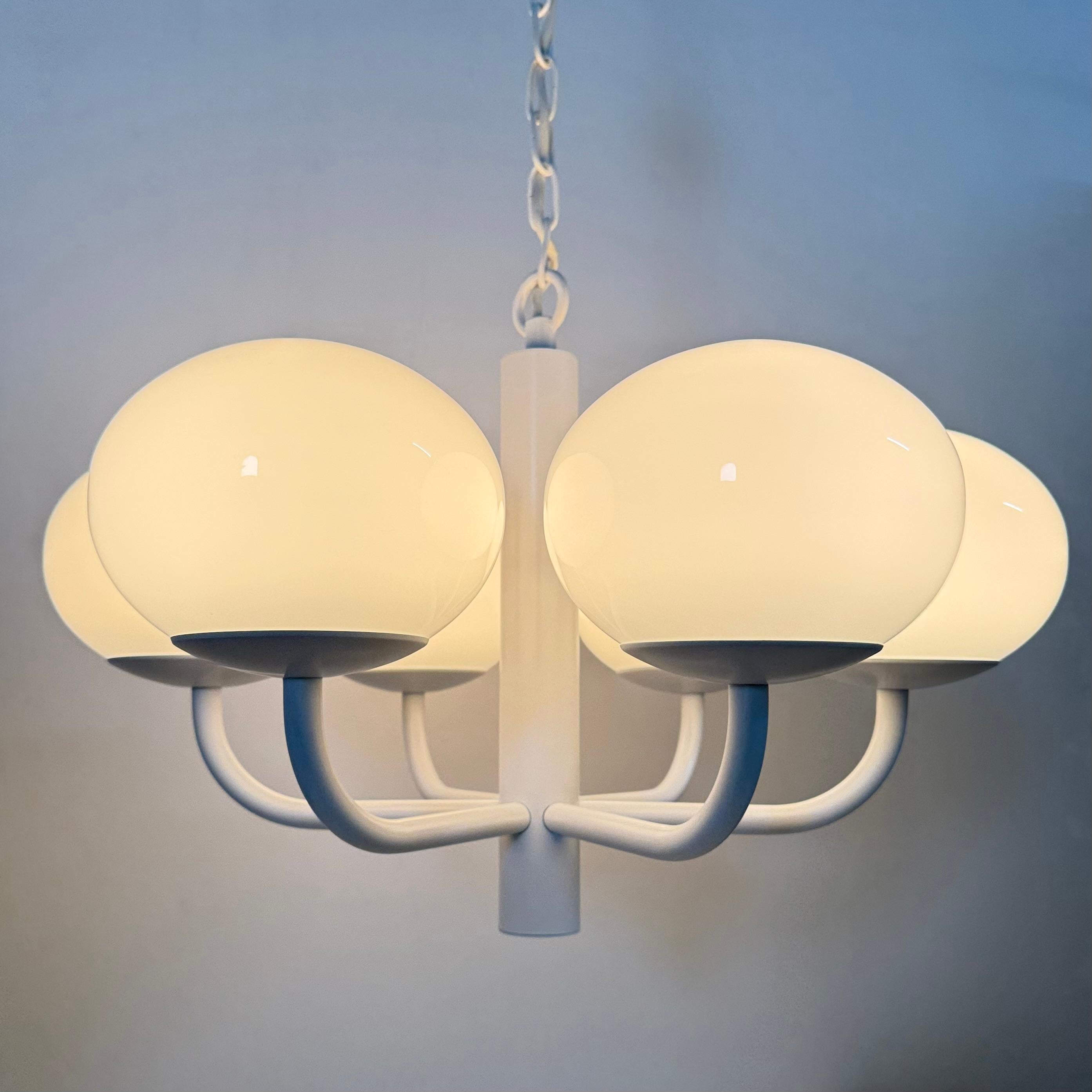 Araña de diseño de mediados de siglo blanca con globos de cristal , años 70 en Bueno estado para la venta en Delft, NL