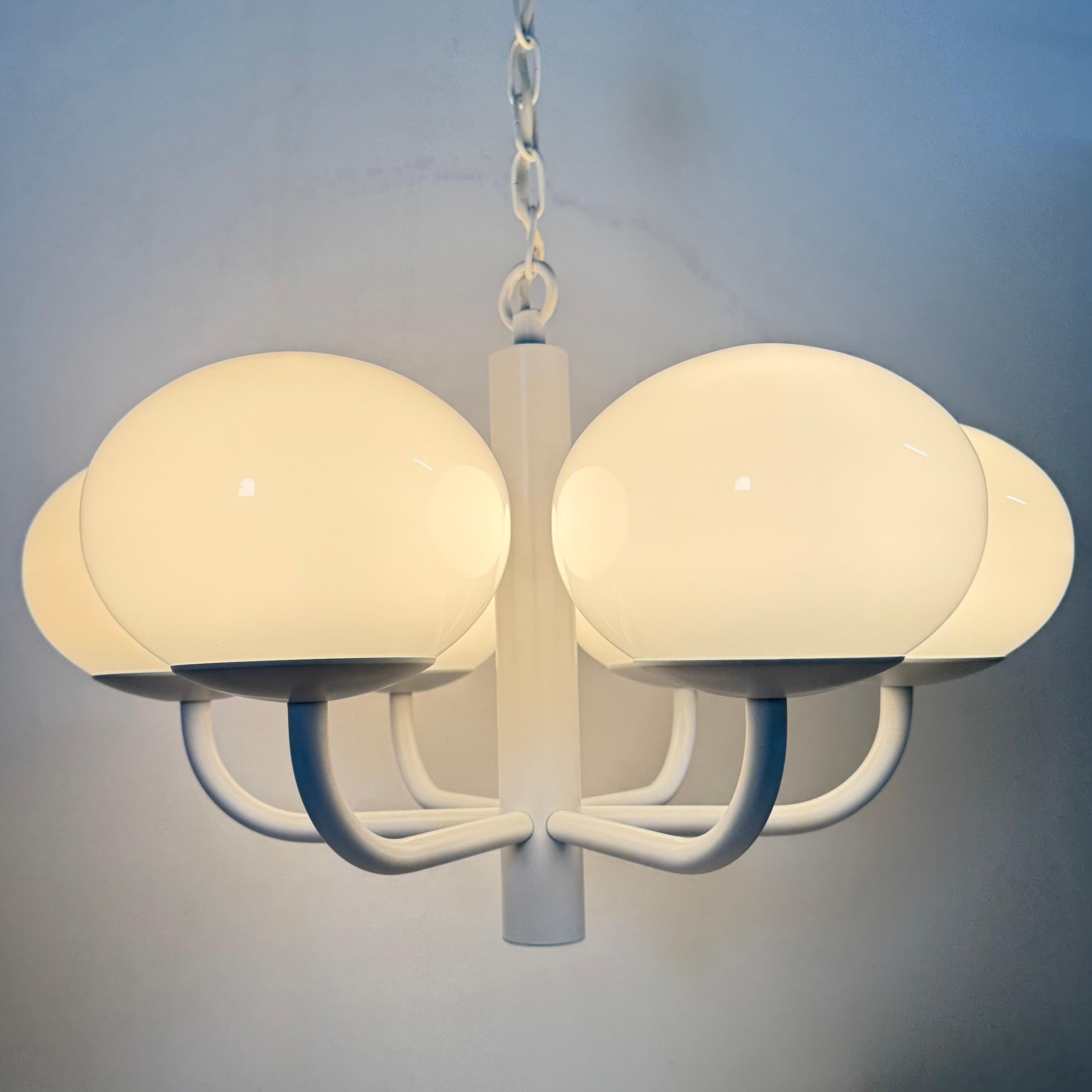 Lampadario di design di metà secolo bianco con globi di vetro , anni '70 In condizioni buone in vendita a Delft, NL