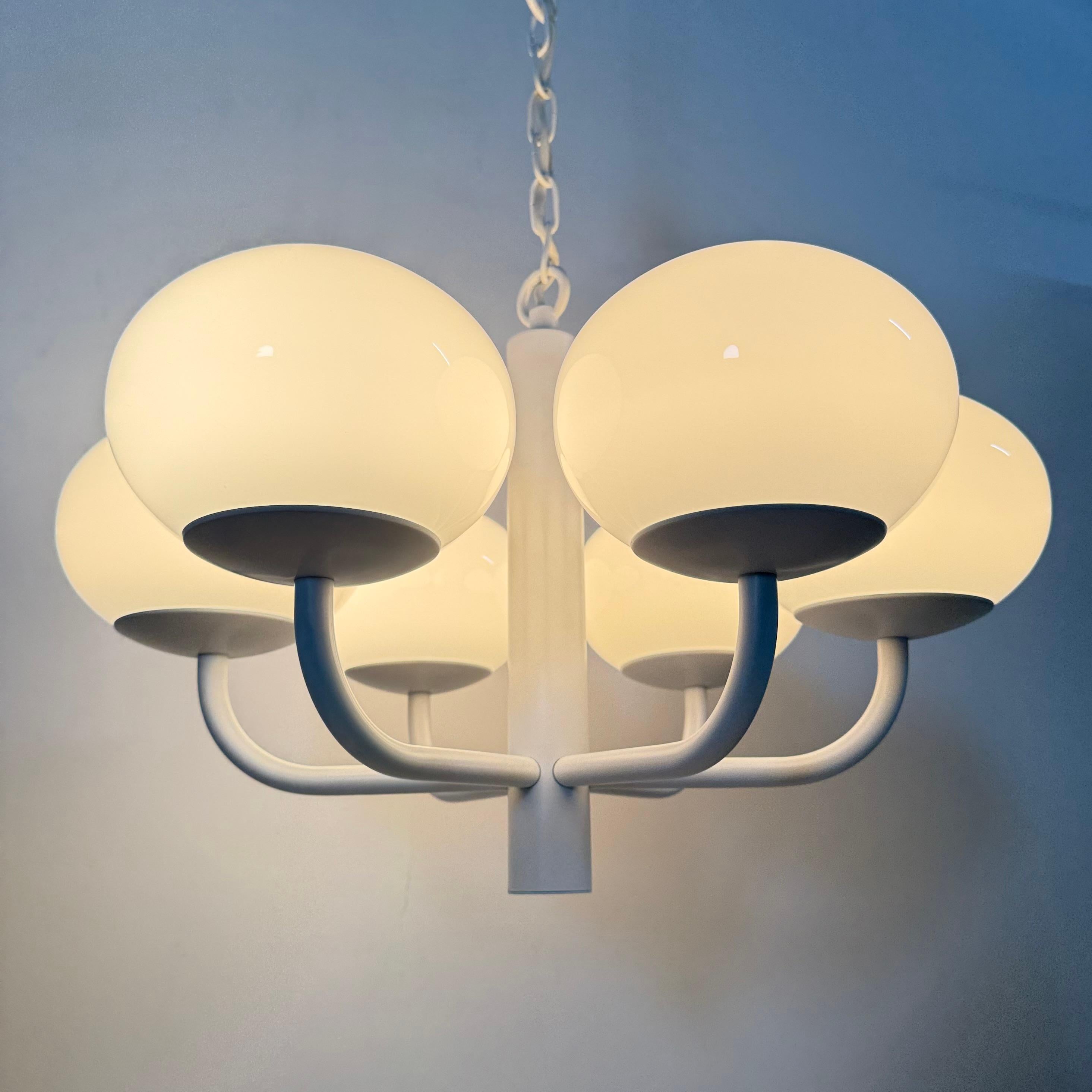 Fine XX secolo Lampadario di design di metà secolo bianco con globi di vetro , anni '70 in vendita