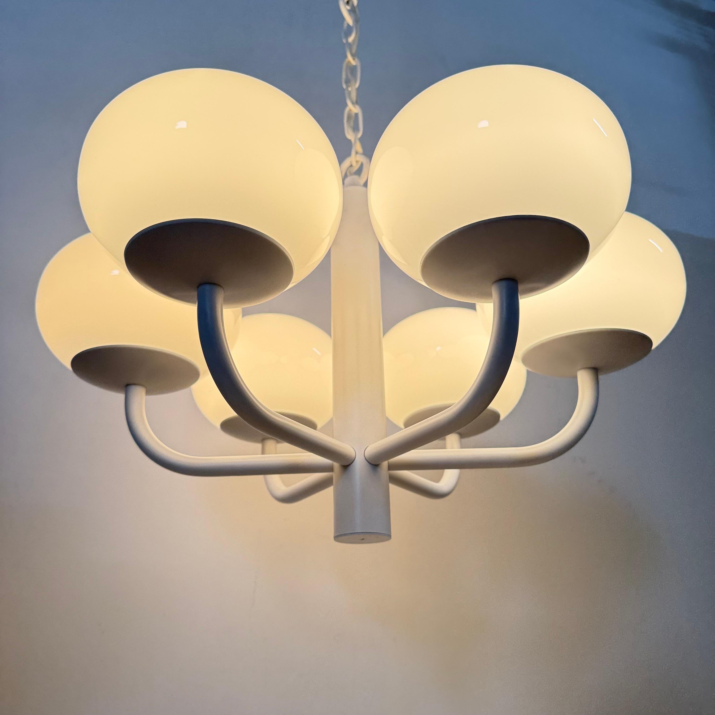 Metallo Lampadario di design di metà secolo bianco con globi di vetro , anni '70 in vendita