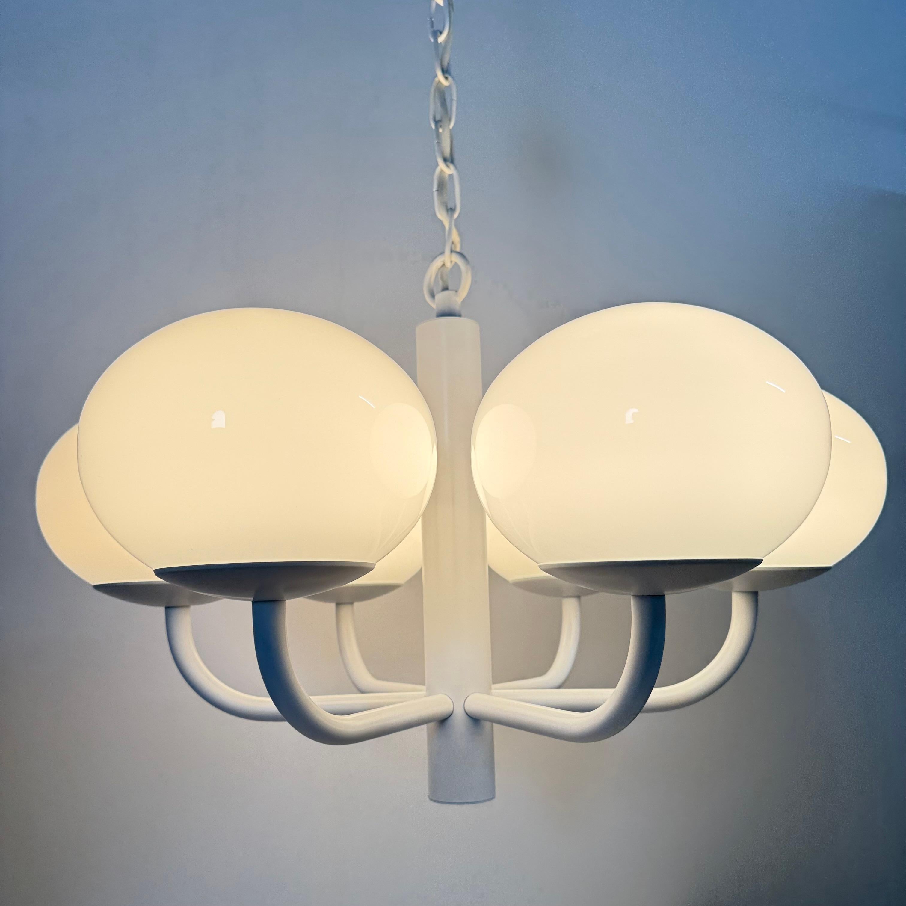 Lampadario di design di metà secolo bianco con globi di vetro , anni '70 in vendita 1