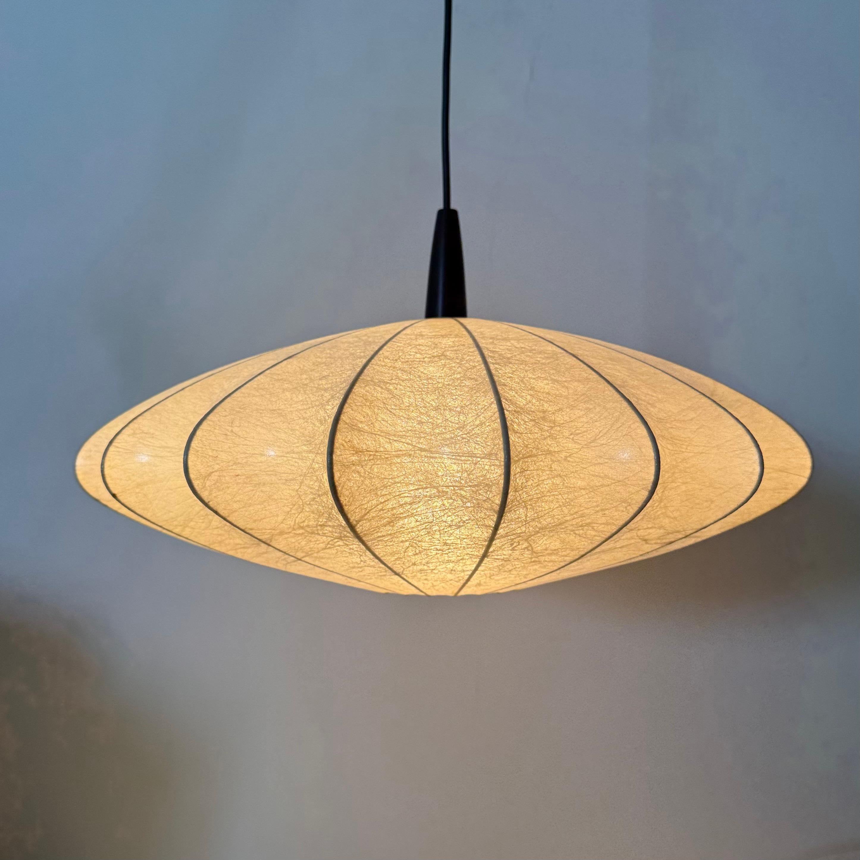 Mid-century design cocoon hanging by George Nelson  lamp , 1970s In Good Condition For Sale In Delft, NL