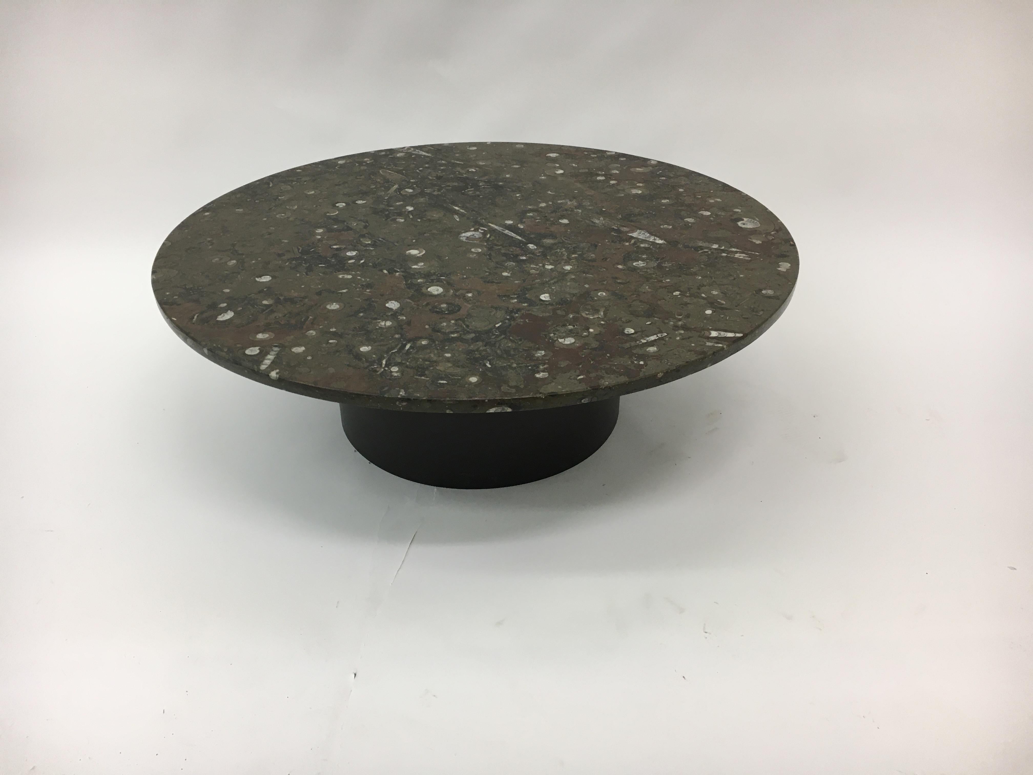Table basse design du milieu du siècle dernier par Heinz Lilienthal avec marbre fossile , 1970 Bon état - En vente à Delft, NL