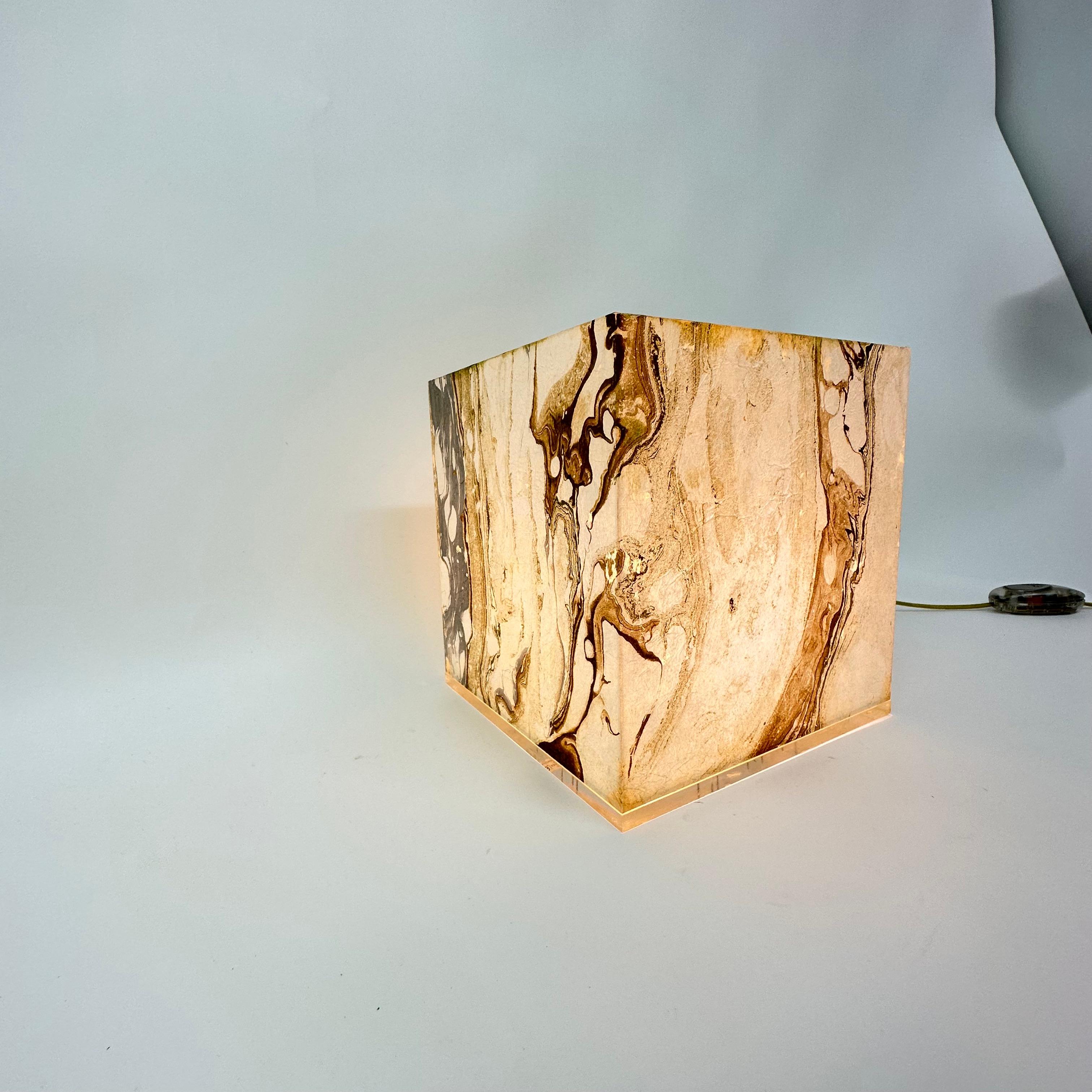 Lucite Cubo dal design di metà secolo  lampada da tavolo , anni '70 in vendita