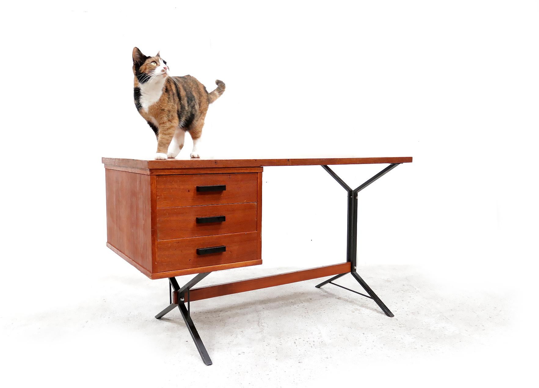 Beautifully designed midcentury design desk from the 1960s.
The top is made of teak veneer and completely refreshed and has 2 layers of matte lacquer.

Dimensions: 120 cm wide, 60 cm deep, 72 cm high.
The bottom desk is 70cm to the
