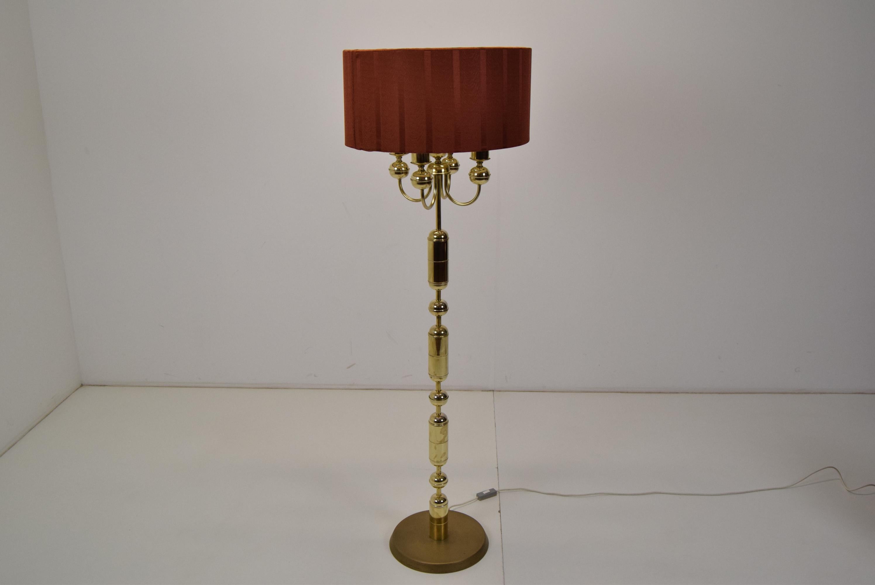 Laiton Lampadaire au design mi-siècle par Kamenicky Senov, années 1960 en vente