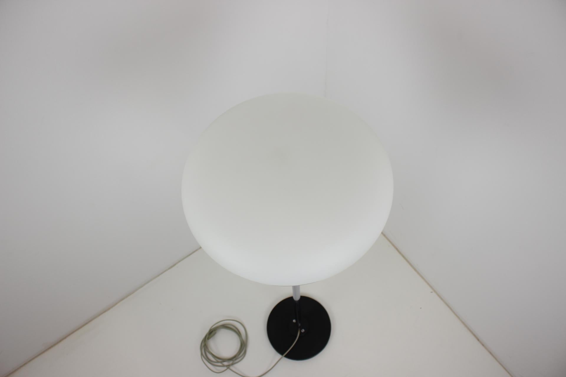 Vetro Lampada da terra di design di metà secolo/ Lidokov, anni '70 in vendita