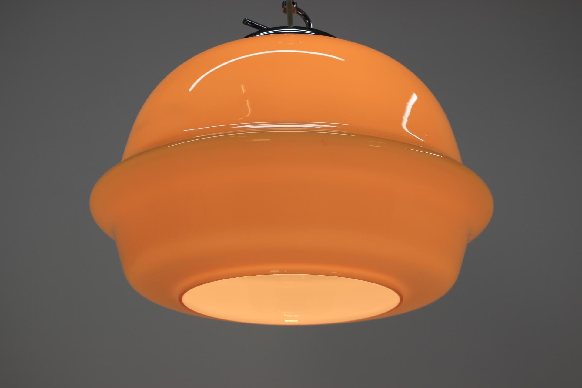 Mid-Century Modern Lampe à suspension en verre de design du milieu du siècle dernier, années 1980 en vente