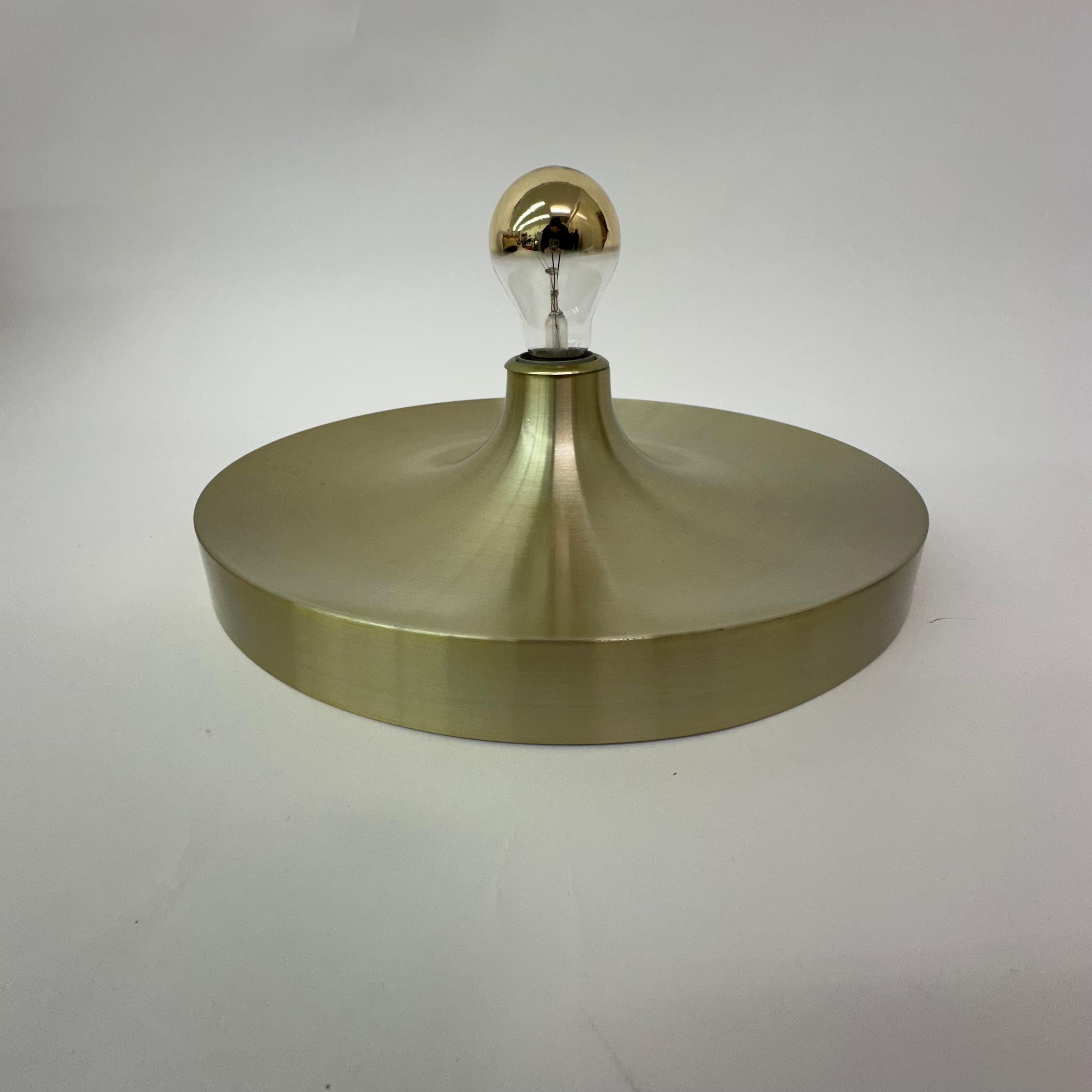 Mid Century design gold wall lamp disc , 1970’s In Good Condition For Sale In Delft, NL