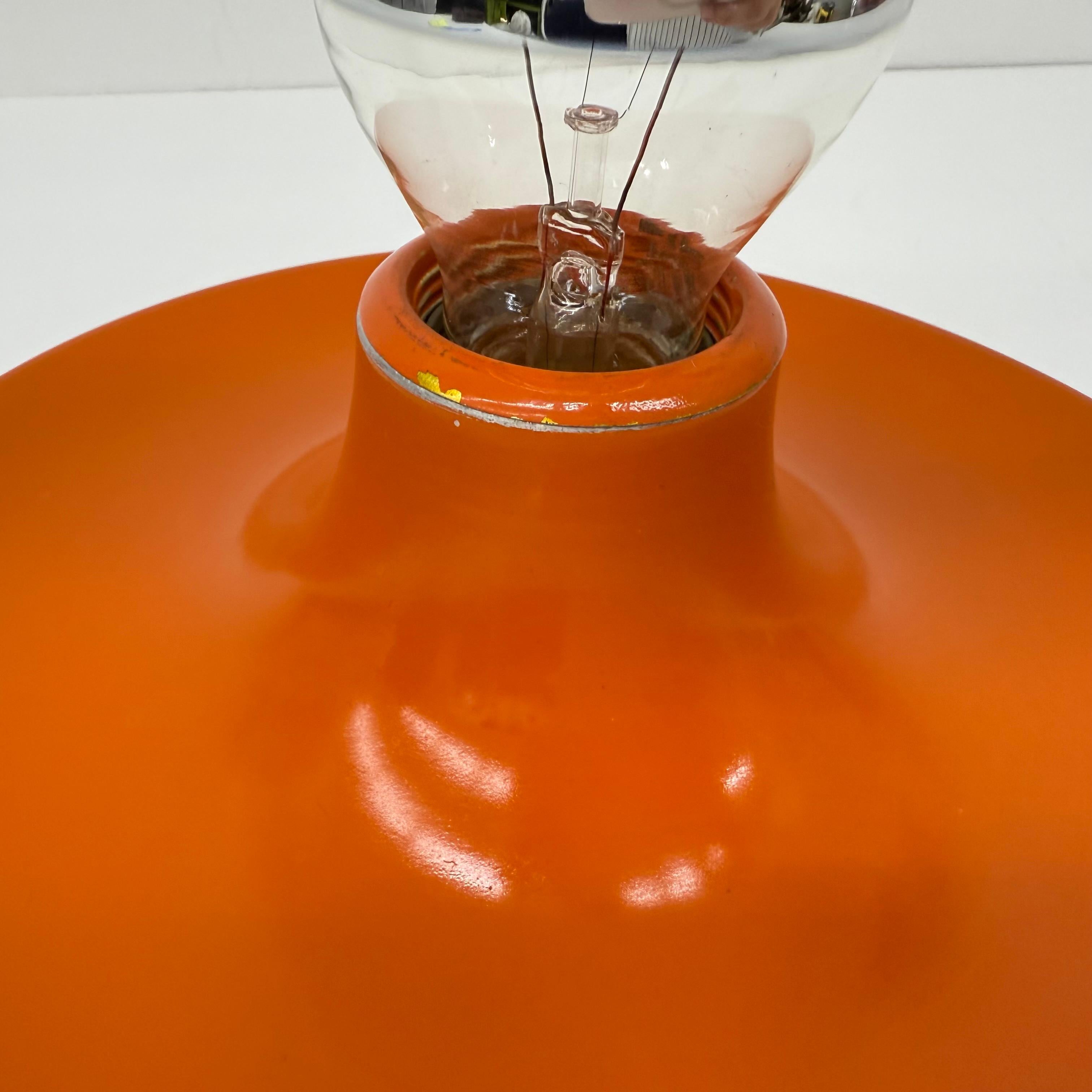 Lámpara de disco honsel naranja de diseño de mediados de siglo de la era espacial , década de 1970 atribuida a Charl en venta 5