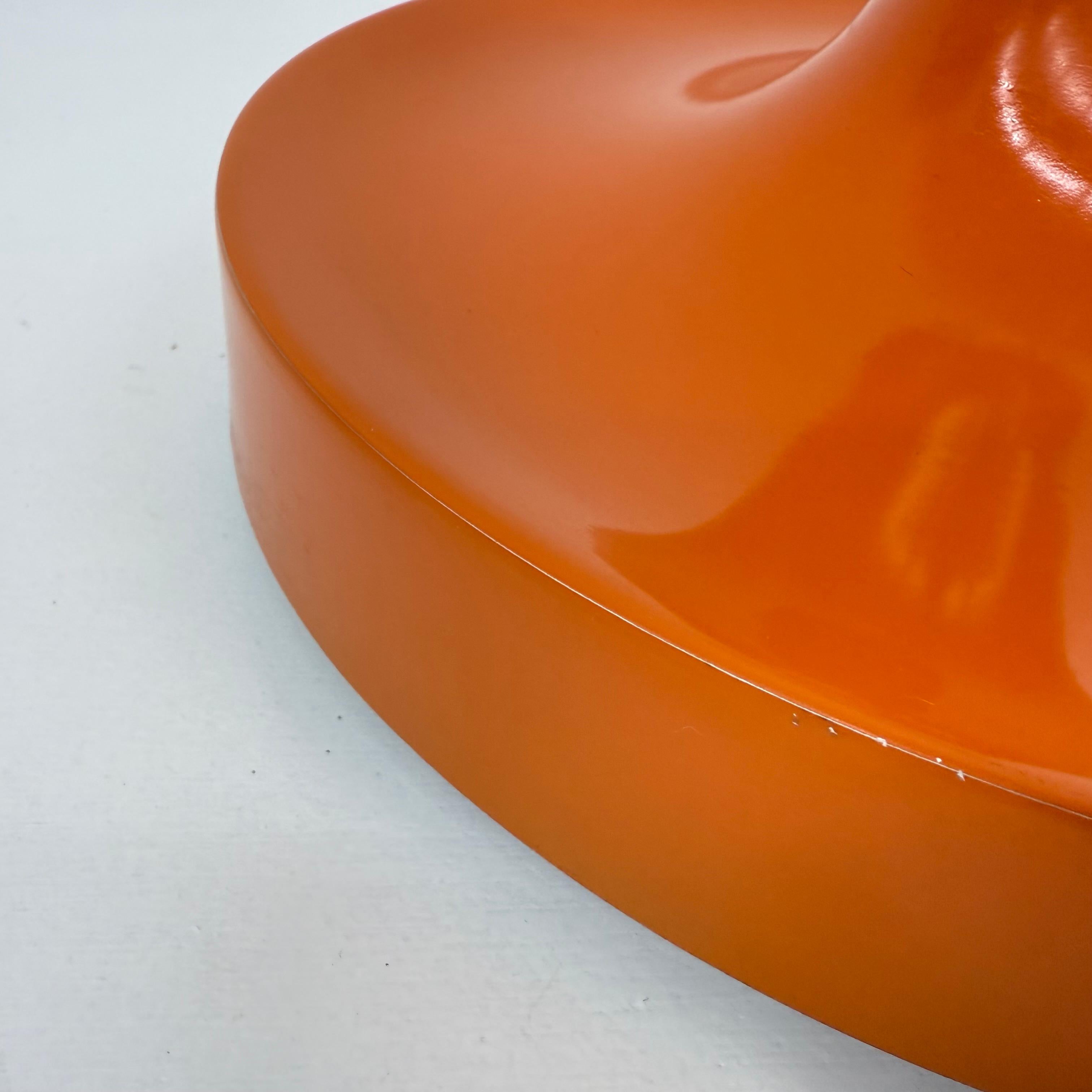 Lámpara de disco honsel naranja de diseño de mediados de siglo de la era espacial , década de 1970 atribuida a Charl en venta 6