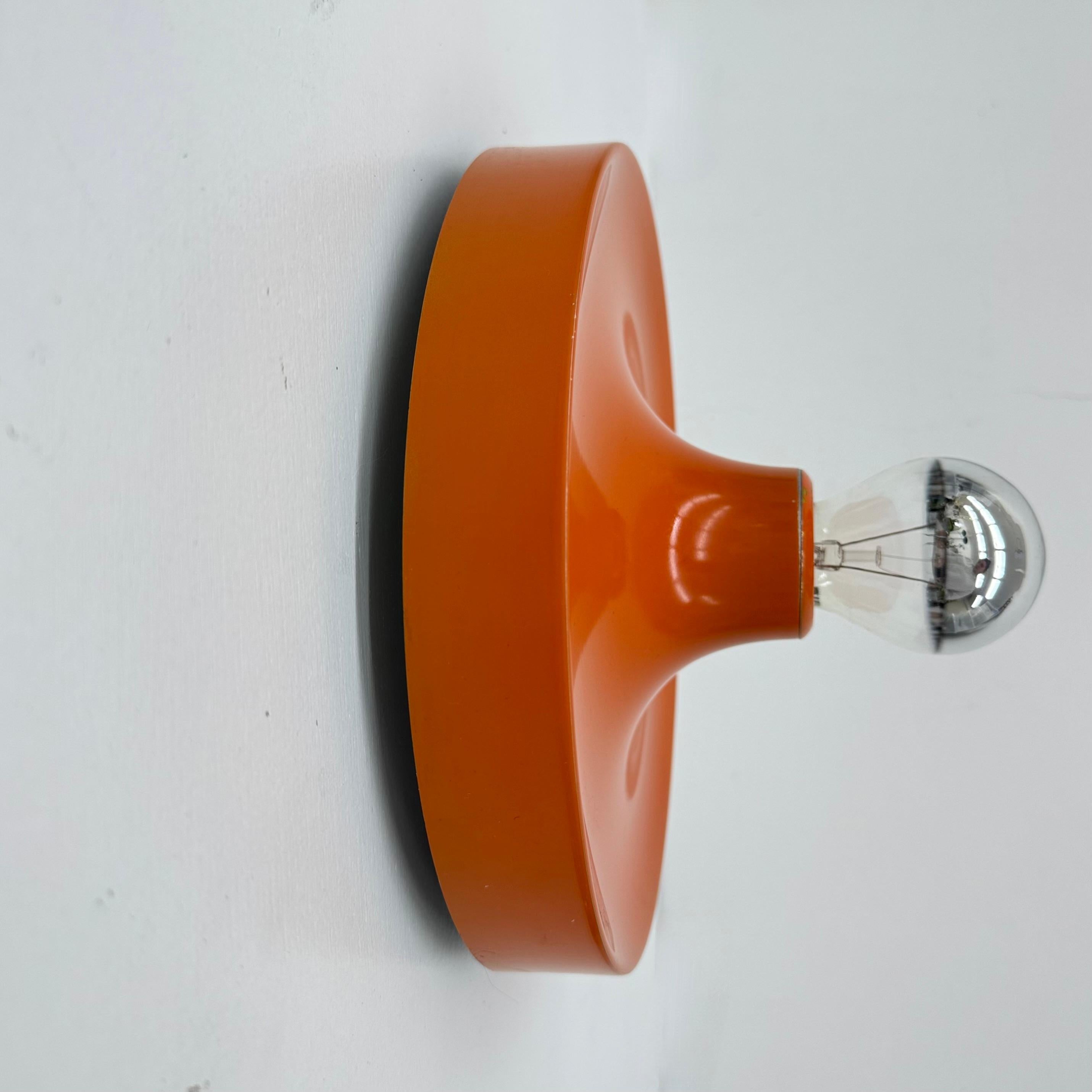 Lámpara de disco honsel naranja de diseño de mediados de siglo de la era espacial , década de 1970 atribuida a Charl en venta 8