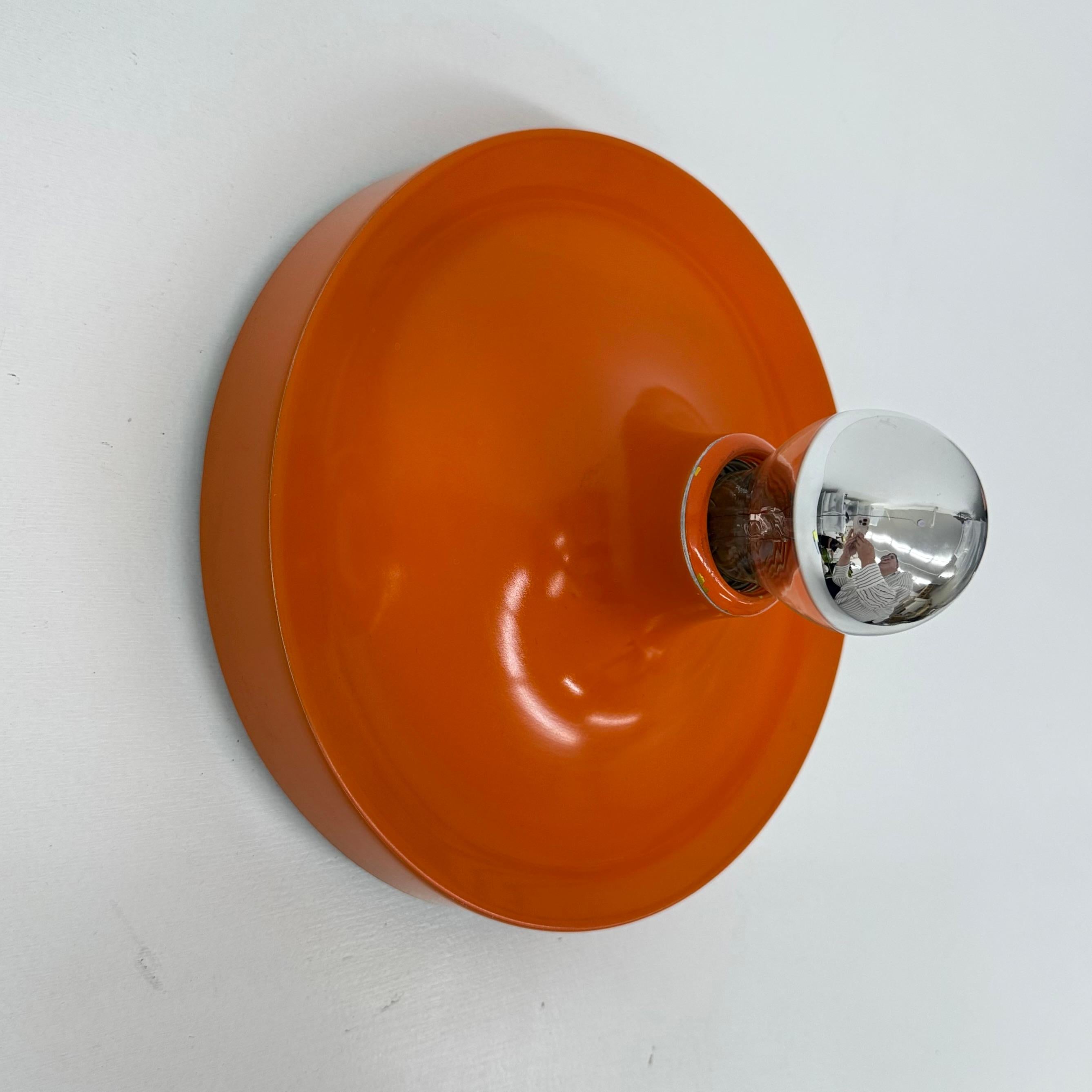 Lámpara de disco honsel naranja de diseño de mediados de siglo de la era espacial , década de 1970 atribuida a Charl en venta 9