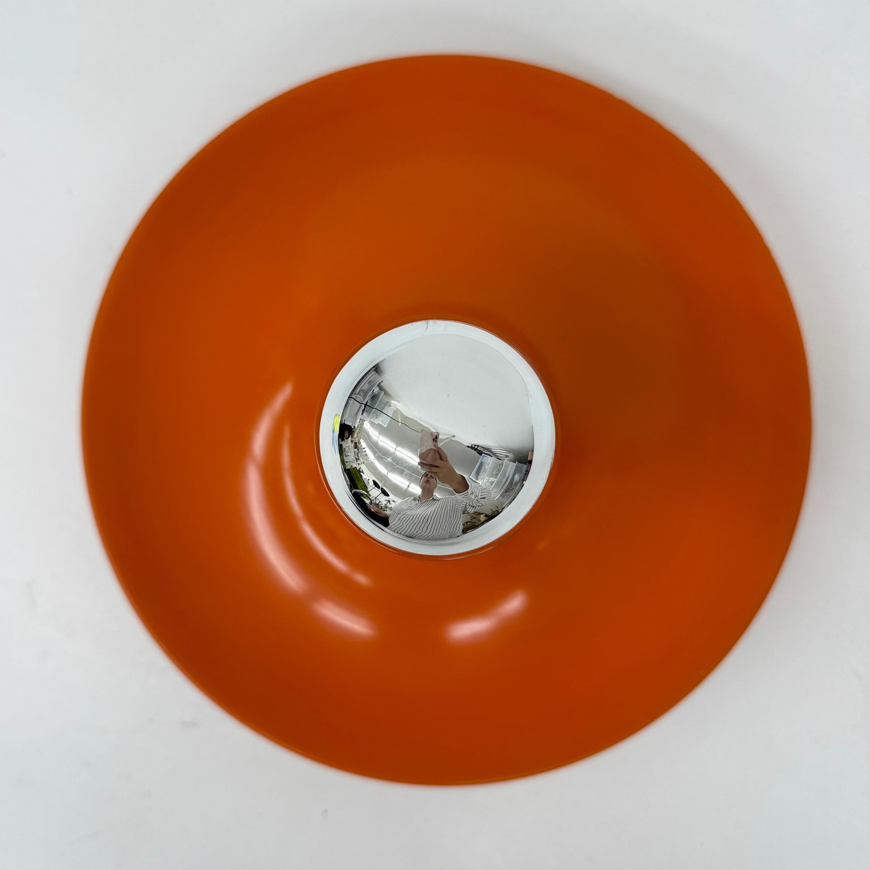 Lámpara de disco honsel naranja de diseño de mediados de siglo de la era espacial , década de 1970 atribuida a Charl en venta 10