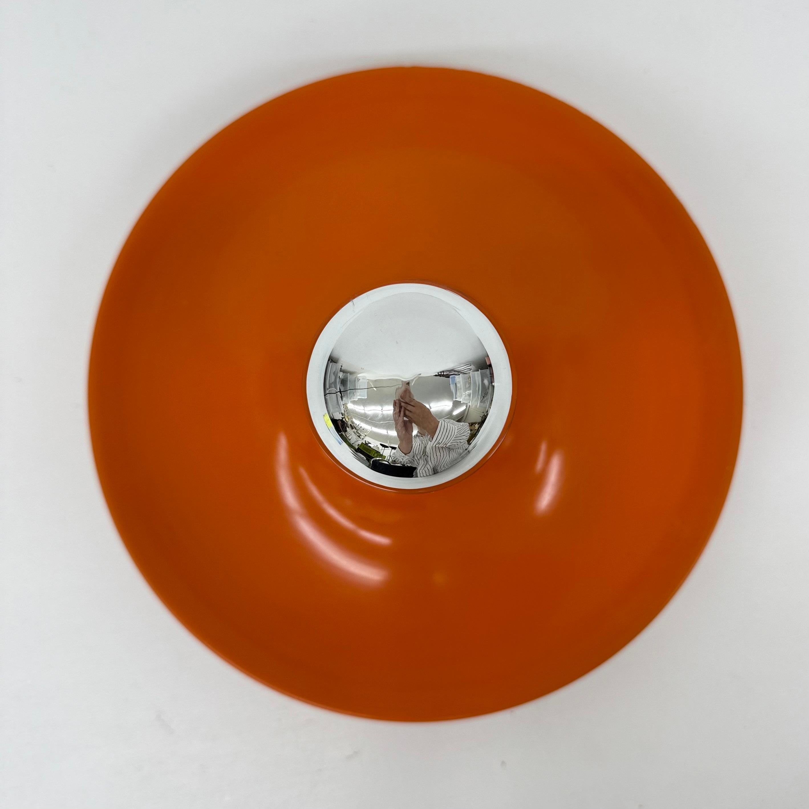 Lámpara de disco honsel naranja de diseño de mediados de siglo de la era espacial , década de 1970 atribuida a Charl en venta 11
