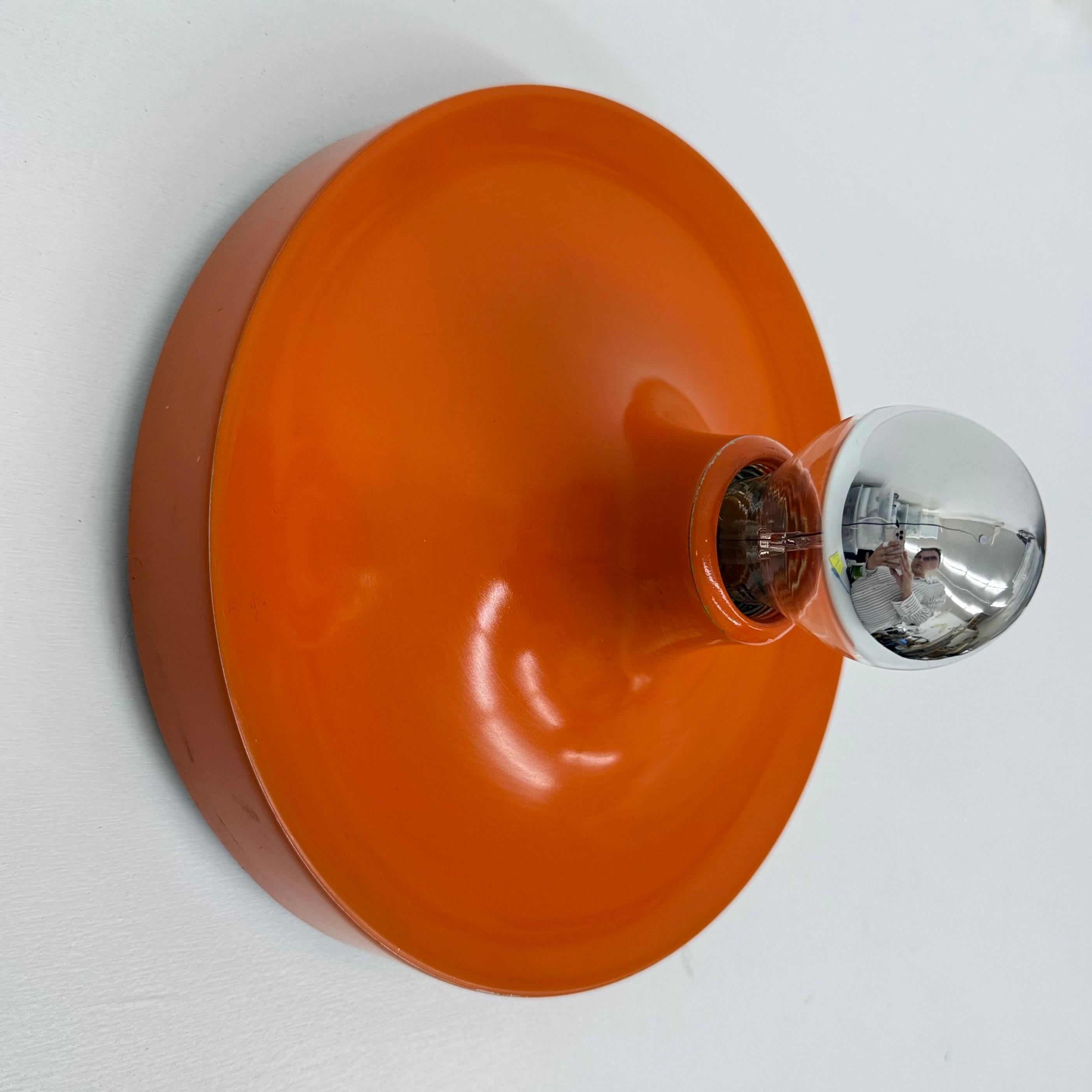 Lámpara de disco honsel naranja de diseño de mediados de siglo de la era espacial , década de 1970 atribuida a Charl en venta 12