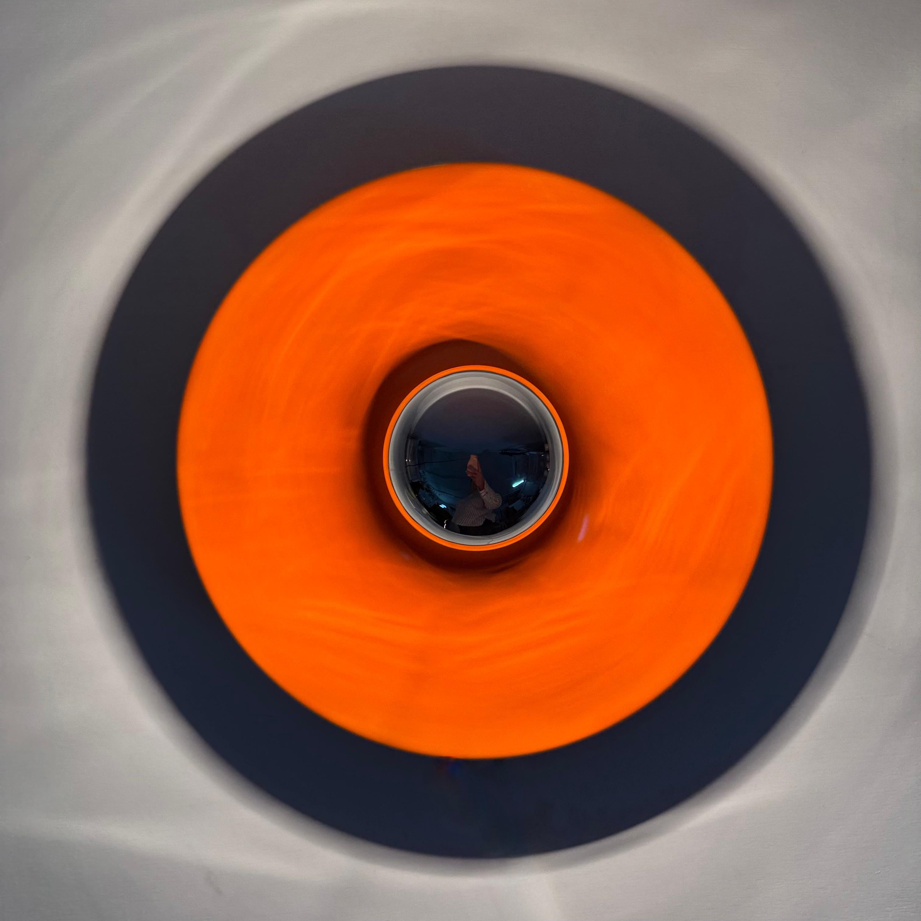 Diseño de mediados de siglo honsel lámpara de disco naranja de la era espacial , años 70 atribuida a Charlotte Perriand para les arcs