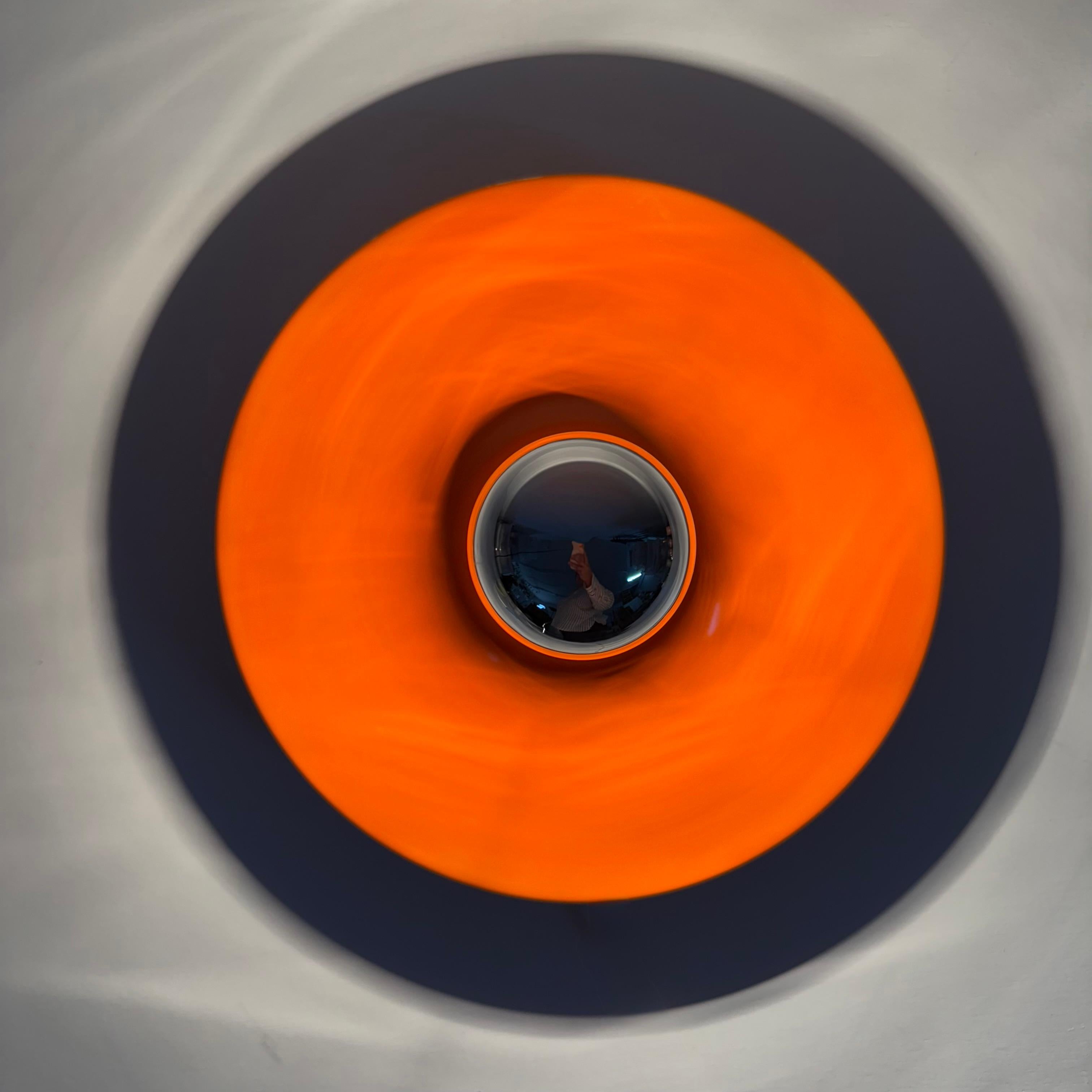 Lámpara de disco honsel naranja de diseño de mediados de siglo de la era espacial , década de 1970 atribuida a Charl Moderno de mediados de siglo en venta