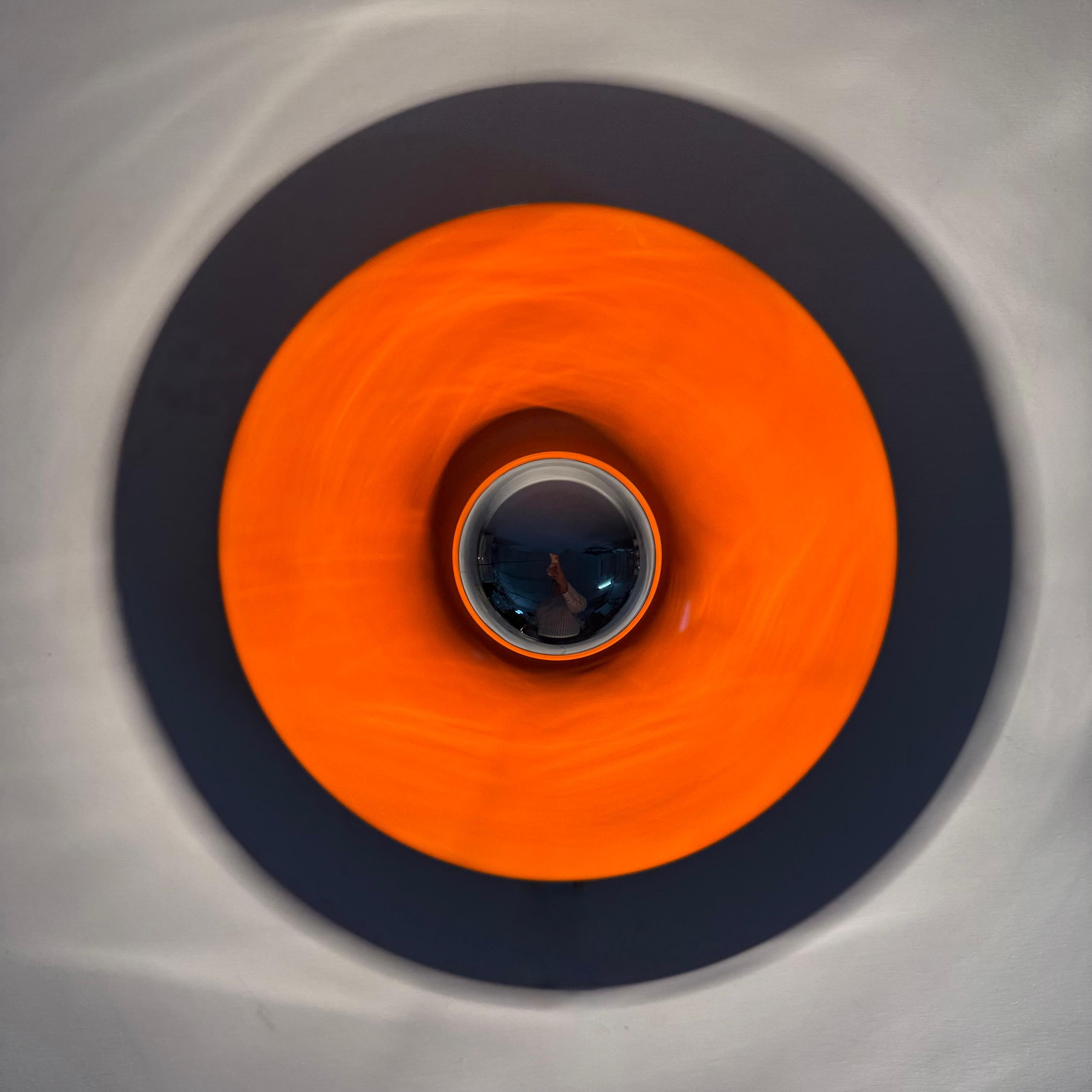 Lámpara de disco honsel naranja de diseño de mediados de siglo de la era espacial , década de 1970 atribuida a Charl Alemán en venta