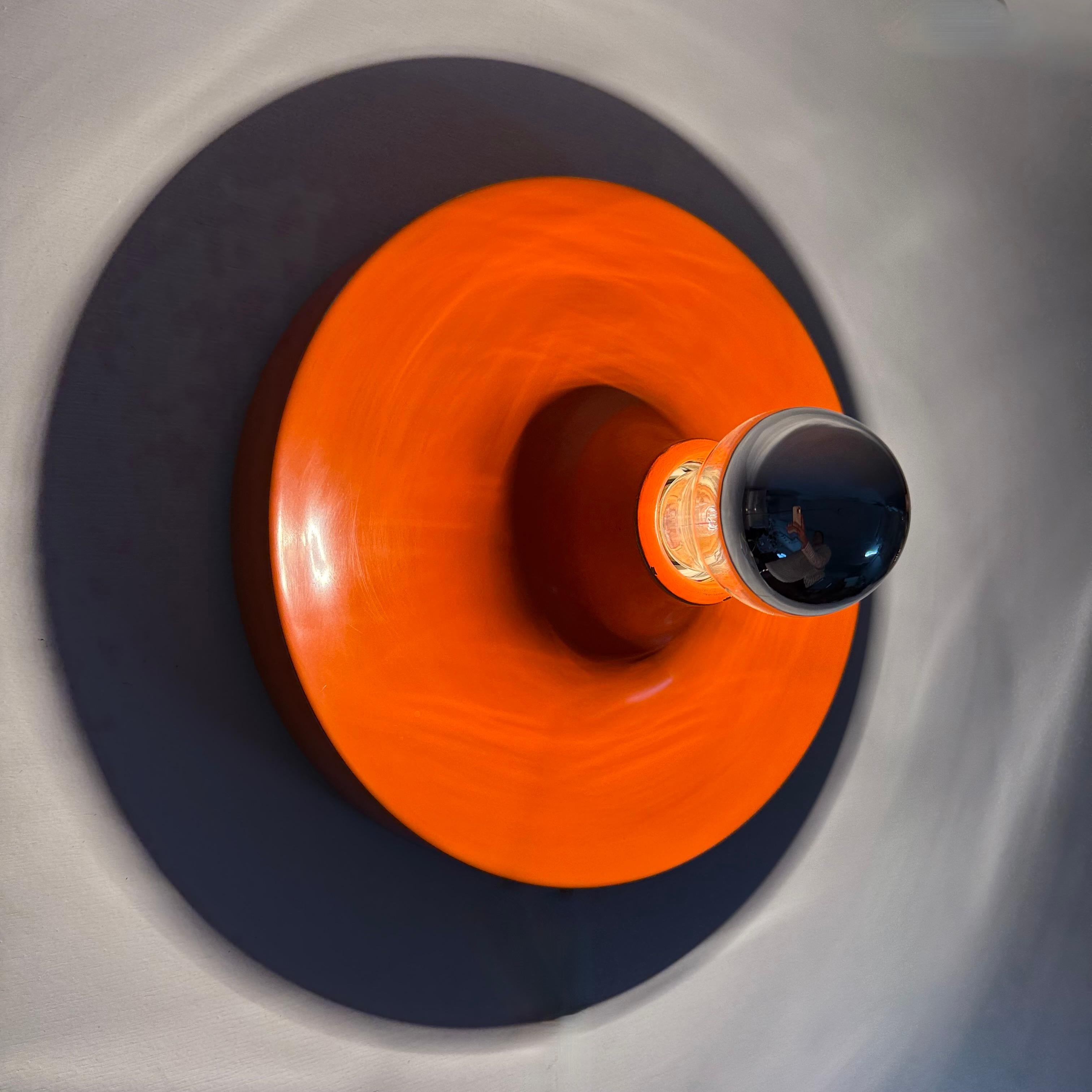 Lámpara de disco honsel naranja de diseño de mediados de siglo de la era espacial , década de 1970 atribuida a Charl en Bueno estado para la venta en Delft, NL